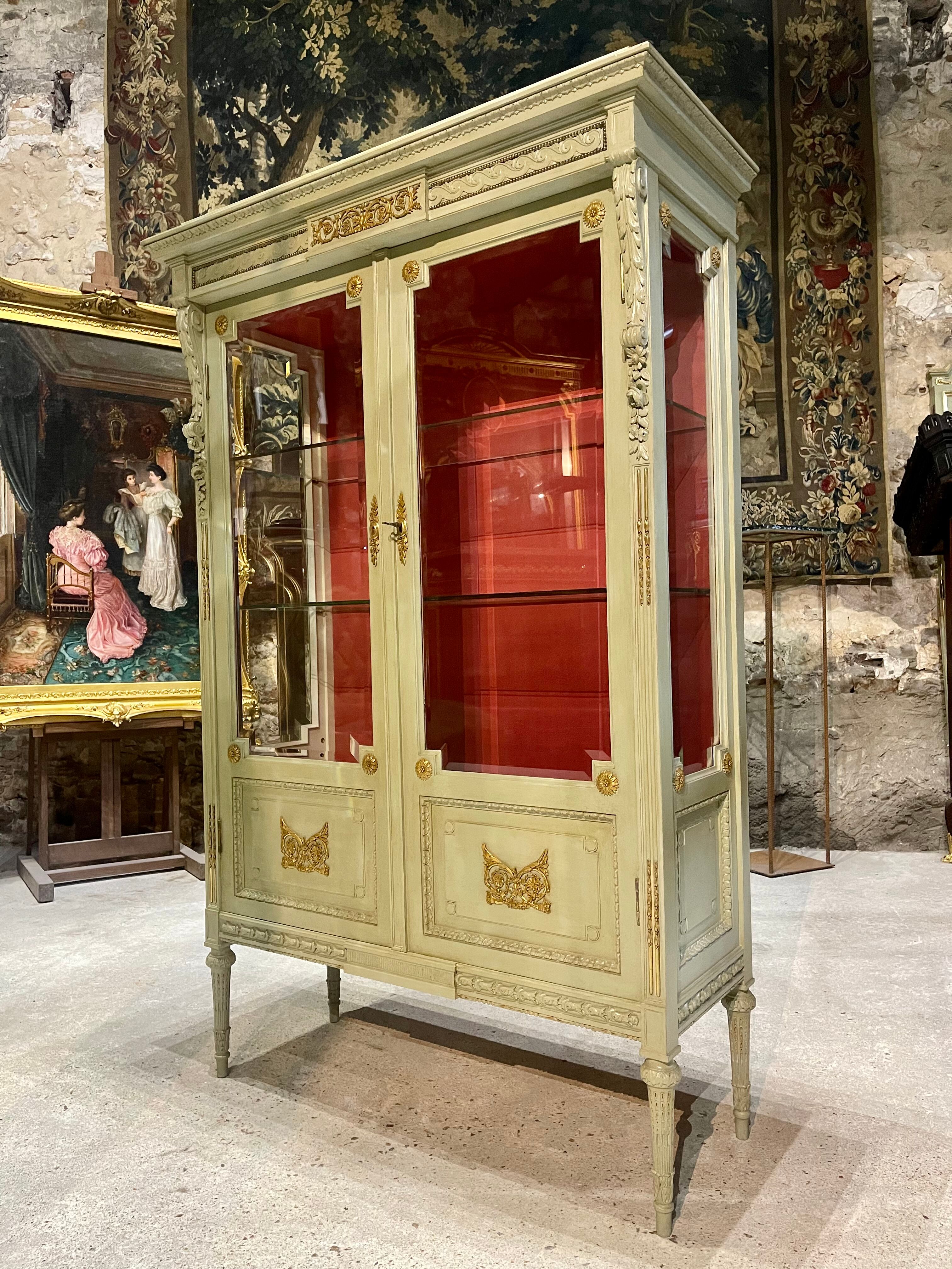 Vitrine de style louis xvi en bois rechampie et bronzes dorés d’époque napoléon iii