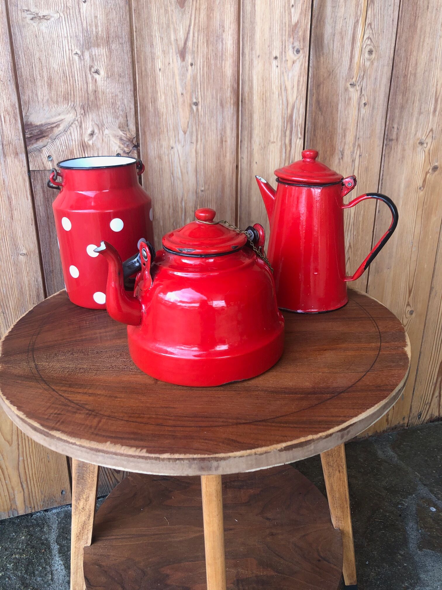 Set kettle coffee maker and milk pot in red-wrapped iron, 50/60 year.