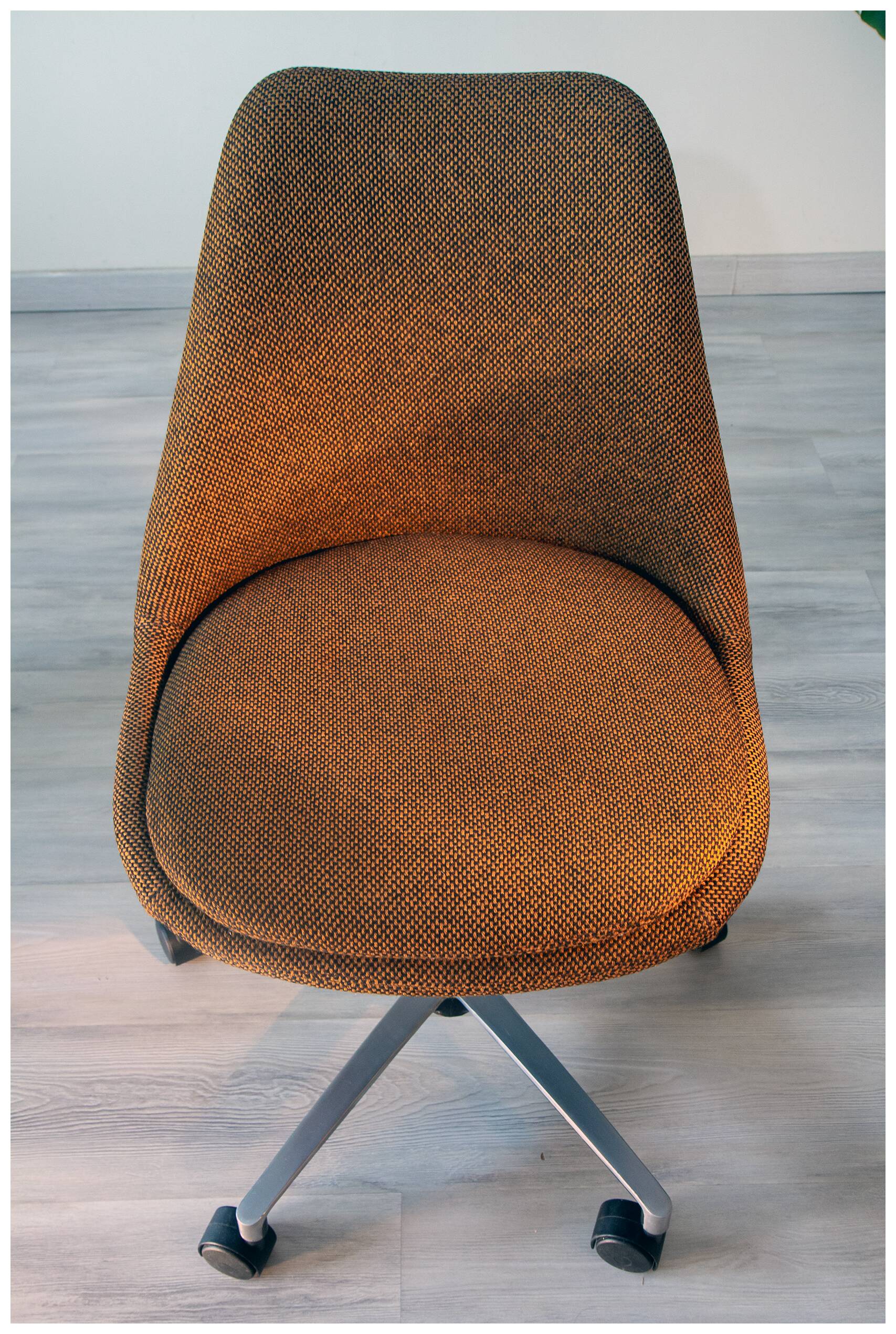 Chaise tulipe 70's, tissus lainé orangé et fonte d'aluminium