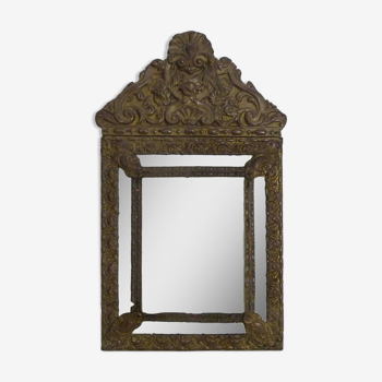 Ancien miroir à parcloses en cuivre repoussé sur bois. Style Victorien