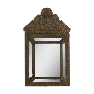 Ancien miroir à parcloses en cuivre repoussé sur bois. Style Victorien