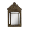 Ancien miroir à parcloses en cuivre repoussé sur bois. Style Victorien