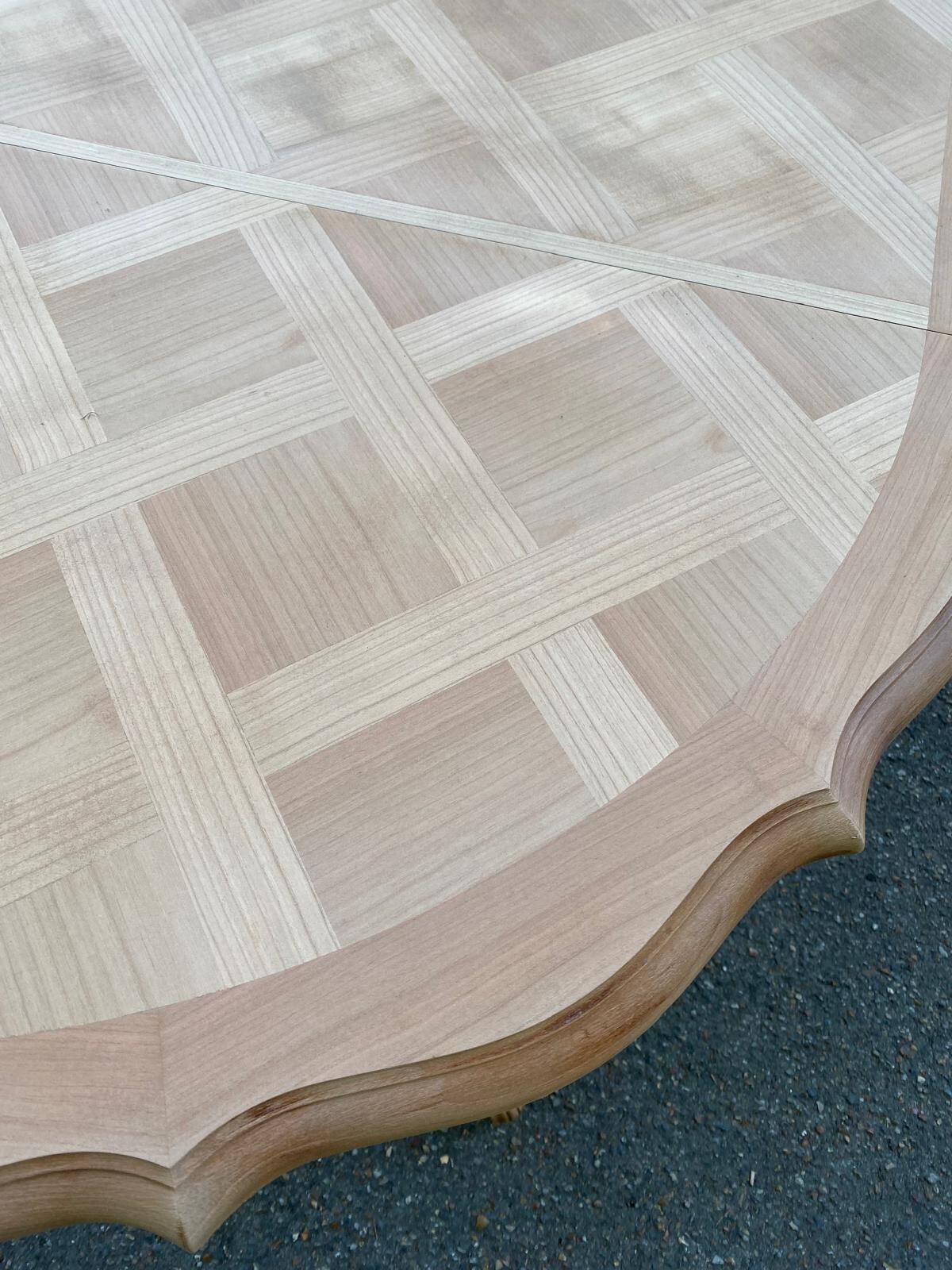 Extendable round Louis XV dining table, renovated in raw wood, 20th century, 200cm