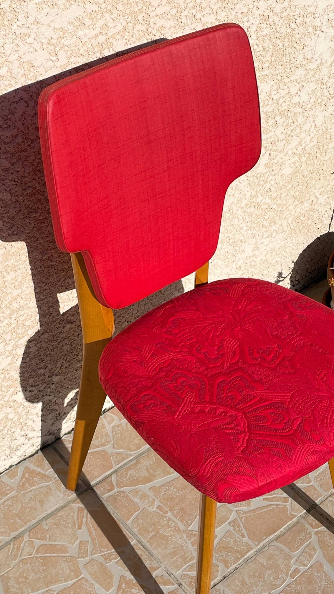 Chaise rétro vintage rouge graphique