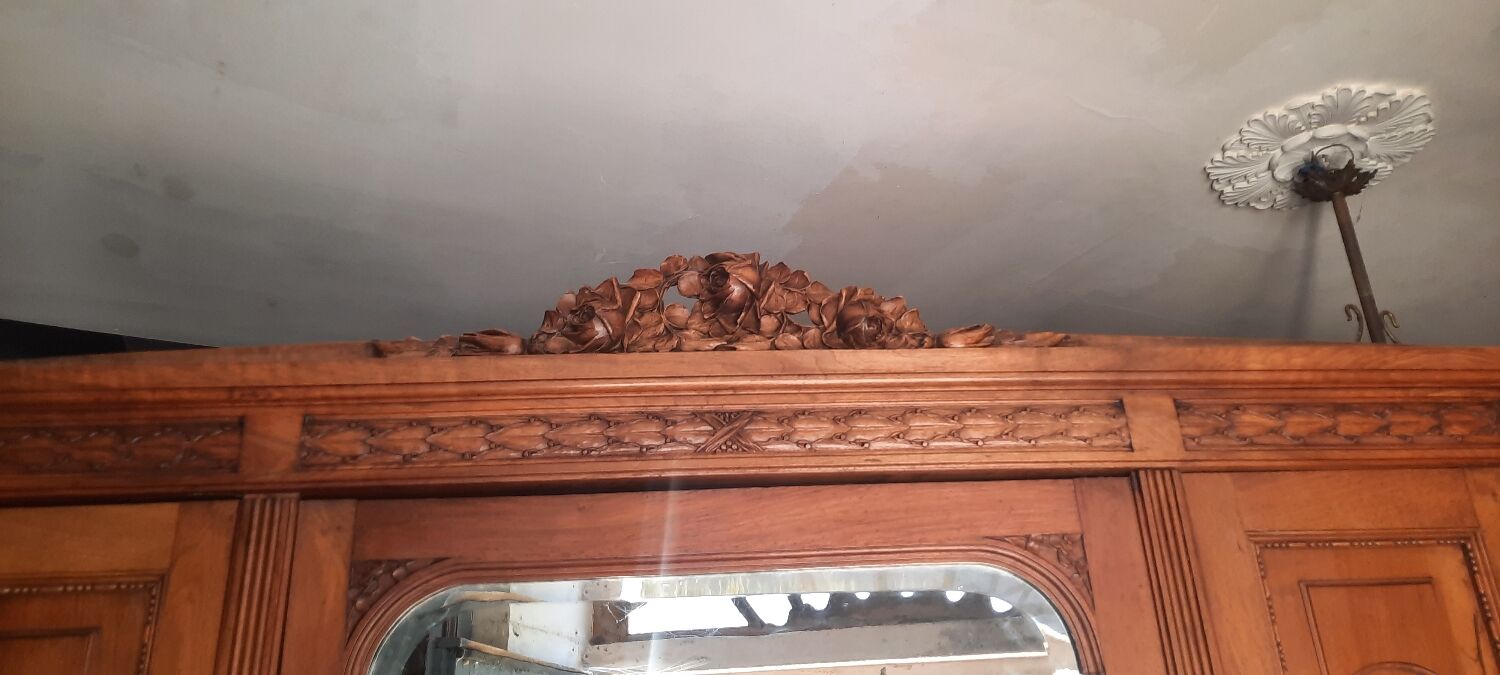 Armoire style louis XVI