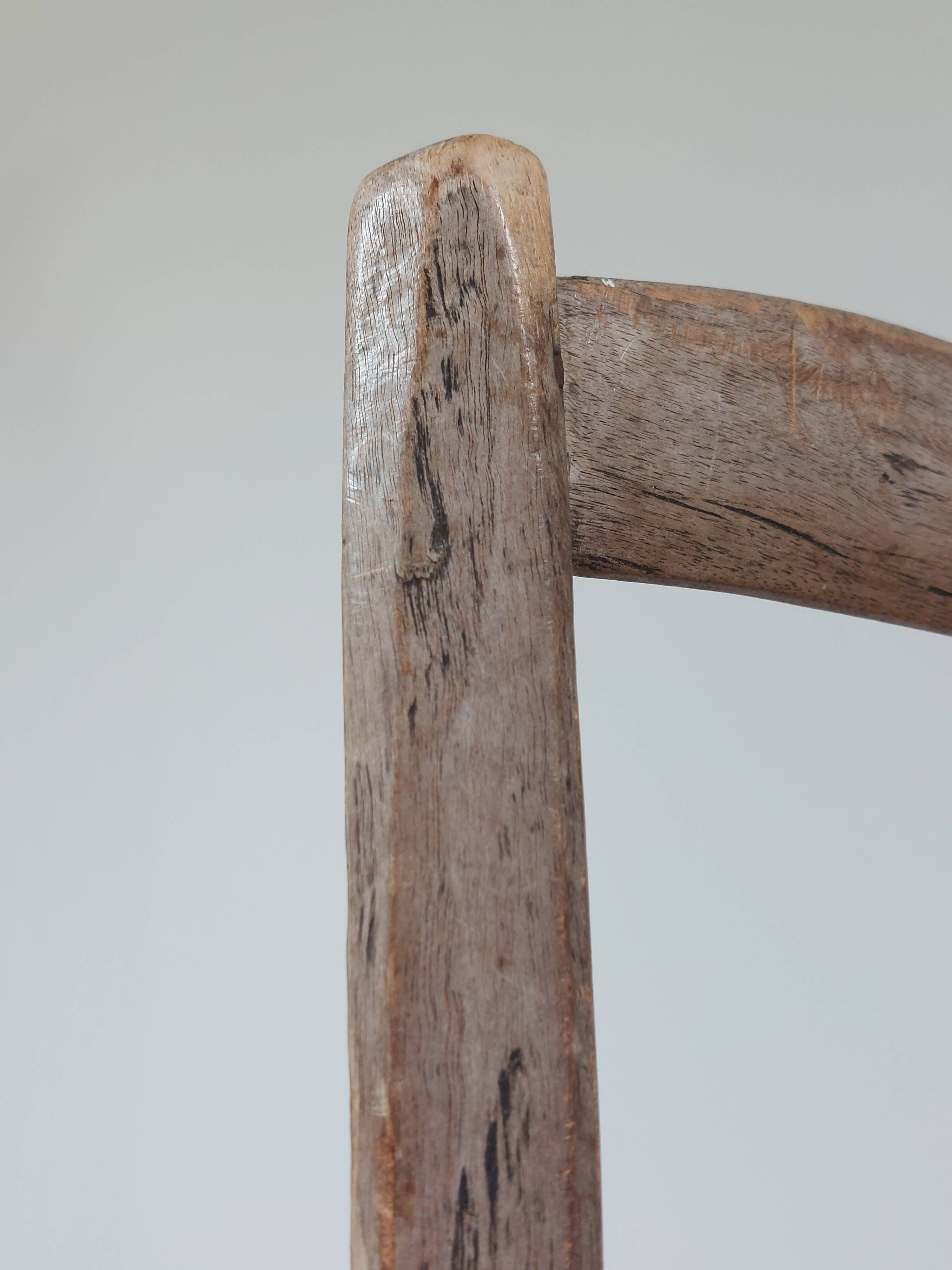 Antique wooden patinated travail populaire rope seat chair