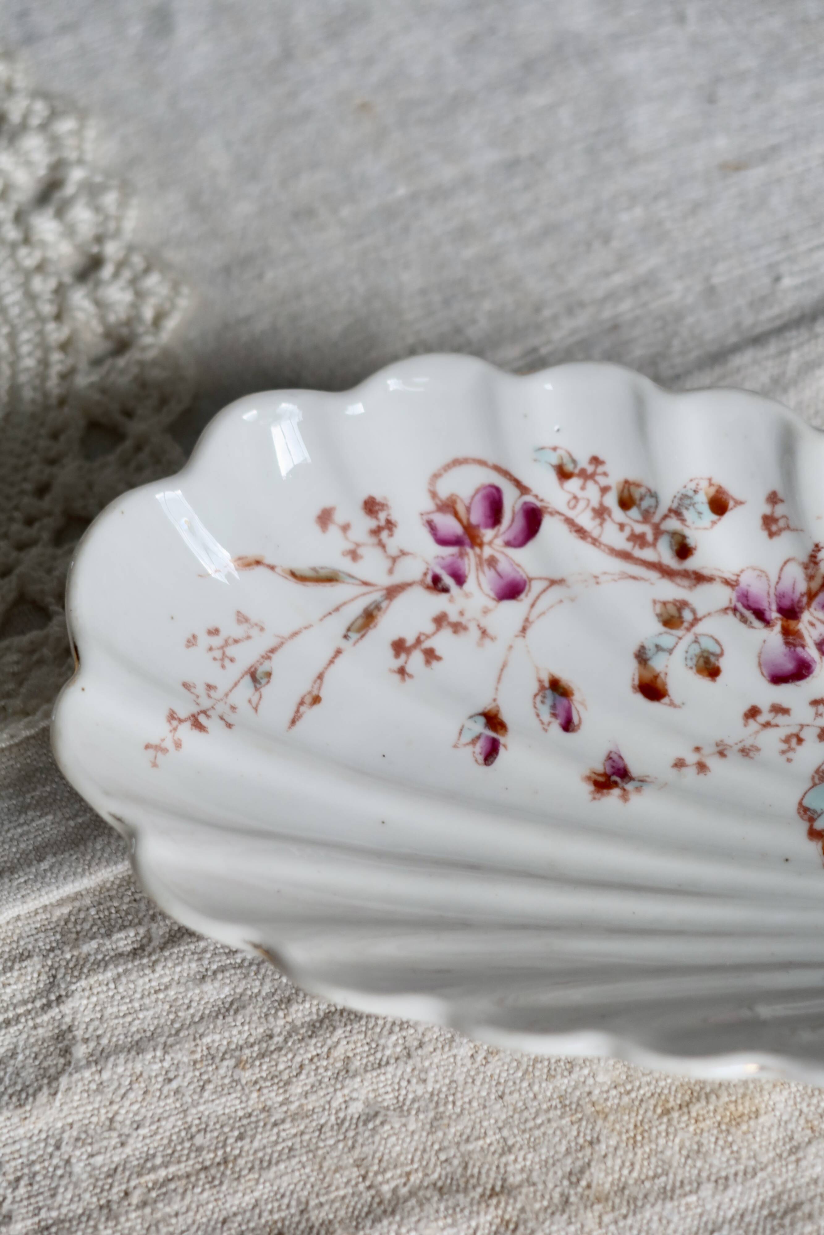 Vintage earthenware shell dish – Floral decoration