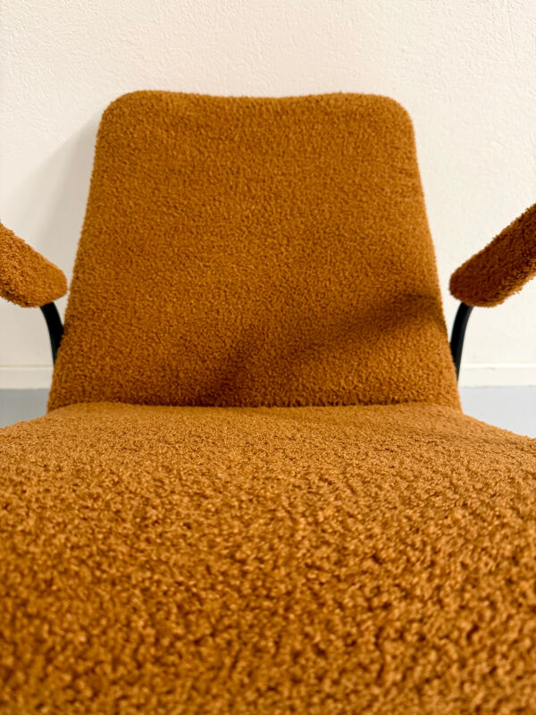 Ancien fauteuil bouclette orange design français des années 50 vintage