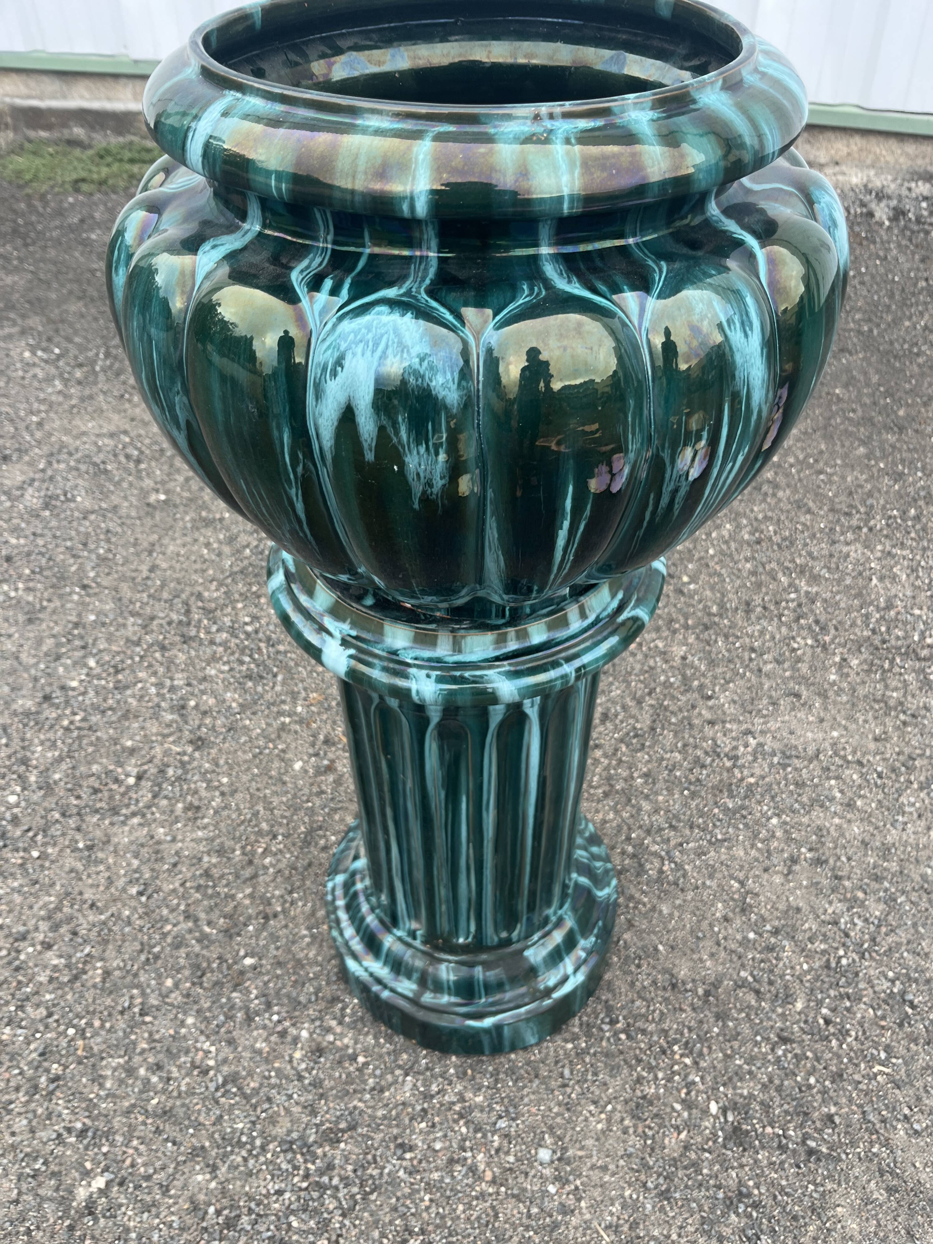 Large cache-pot on a ceramic column – In the style of Clément