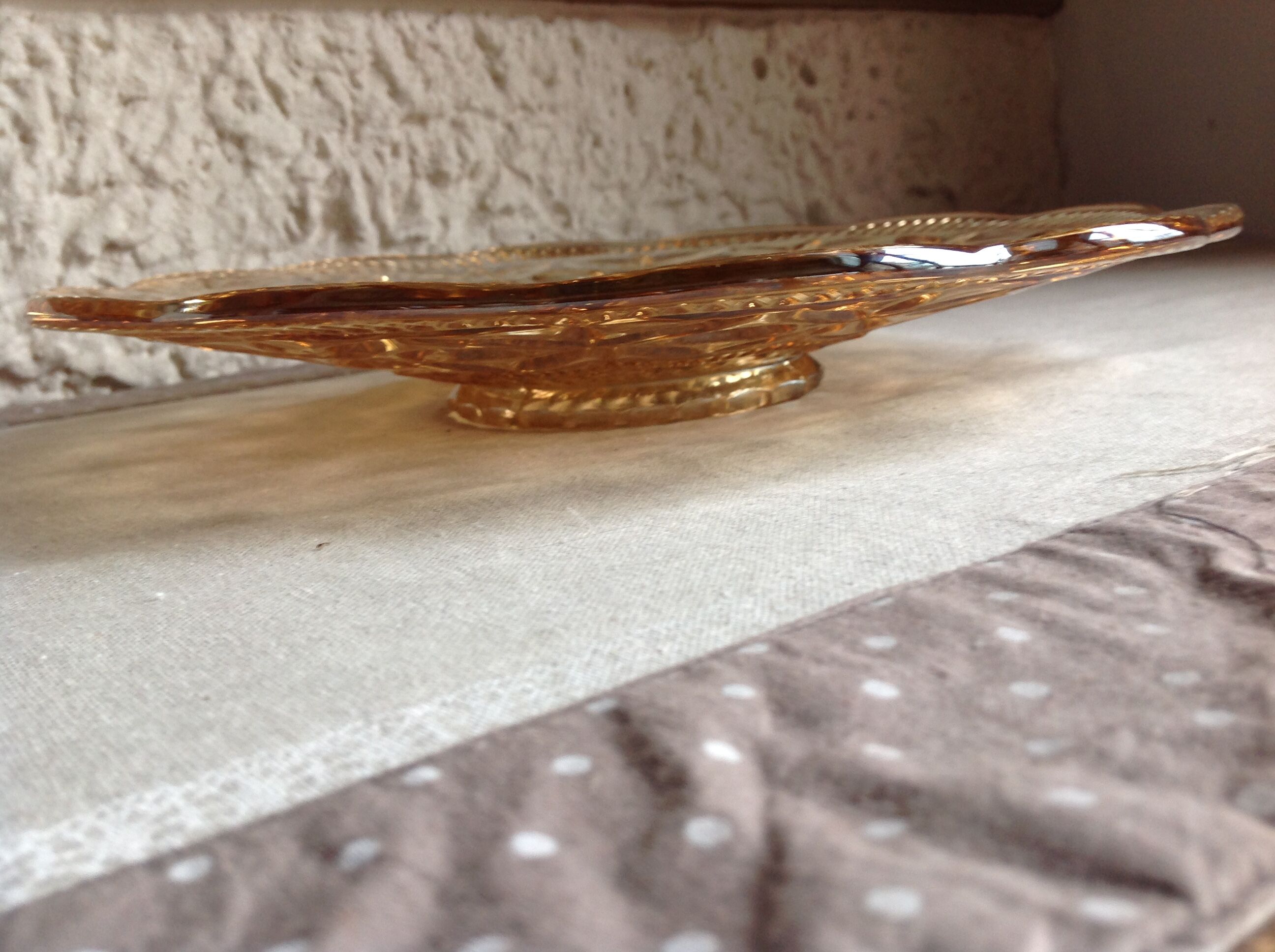 Coupe plate en verre ciselé rose ambré des années 50-60