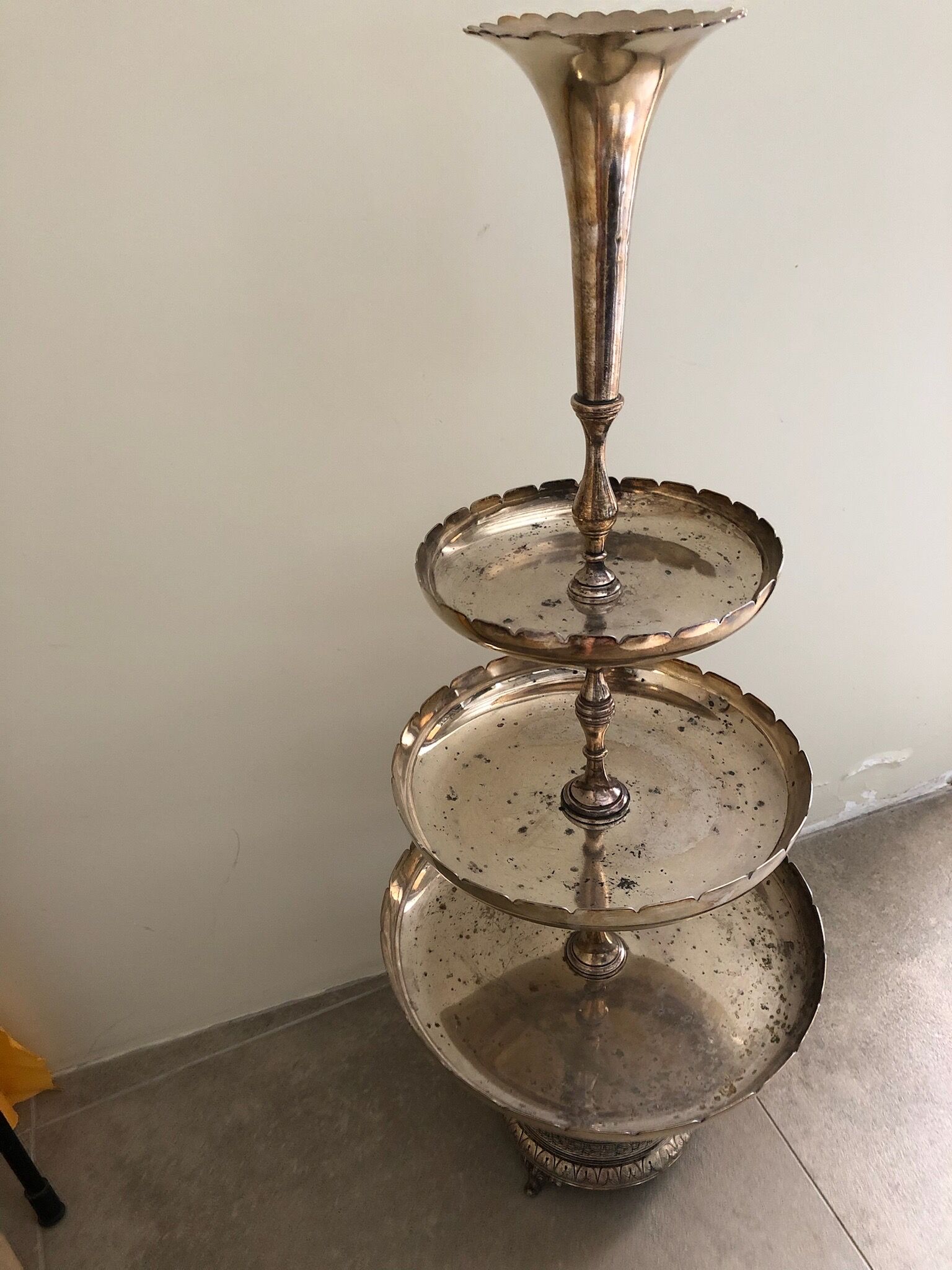 3-storey cake display in silver metal from the Mills Brussels brand. Date from the 1930s