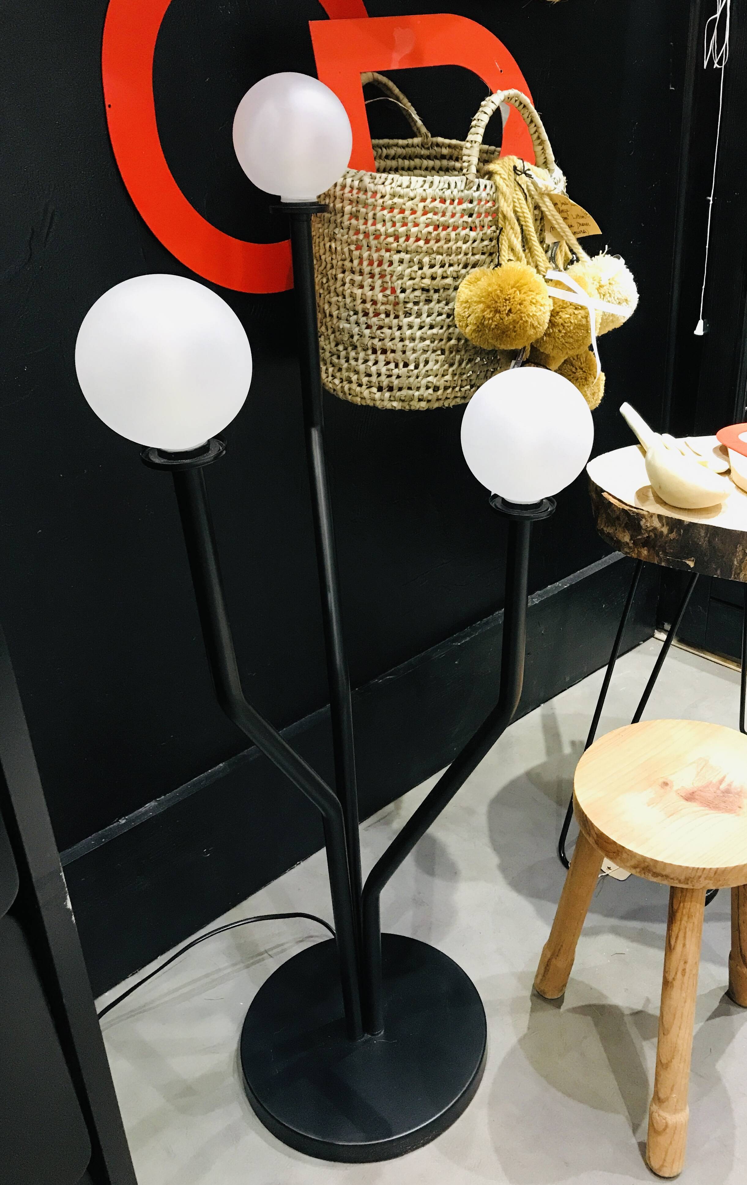 Ball floor lamp