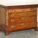Commode George III vers 1770 en noyer par Thomas Chippendale
