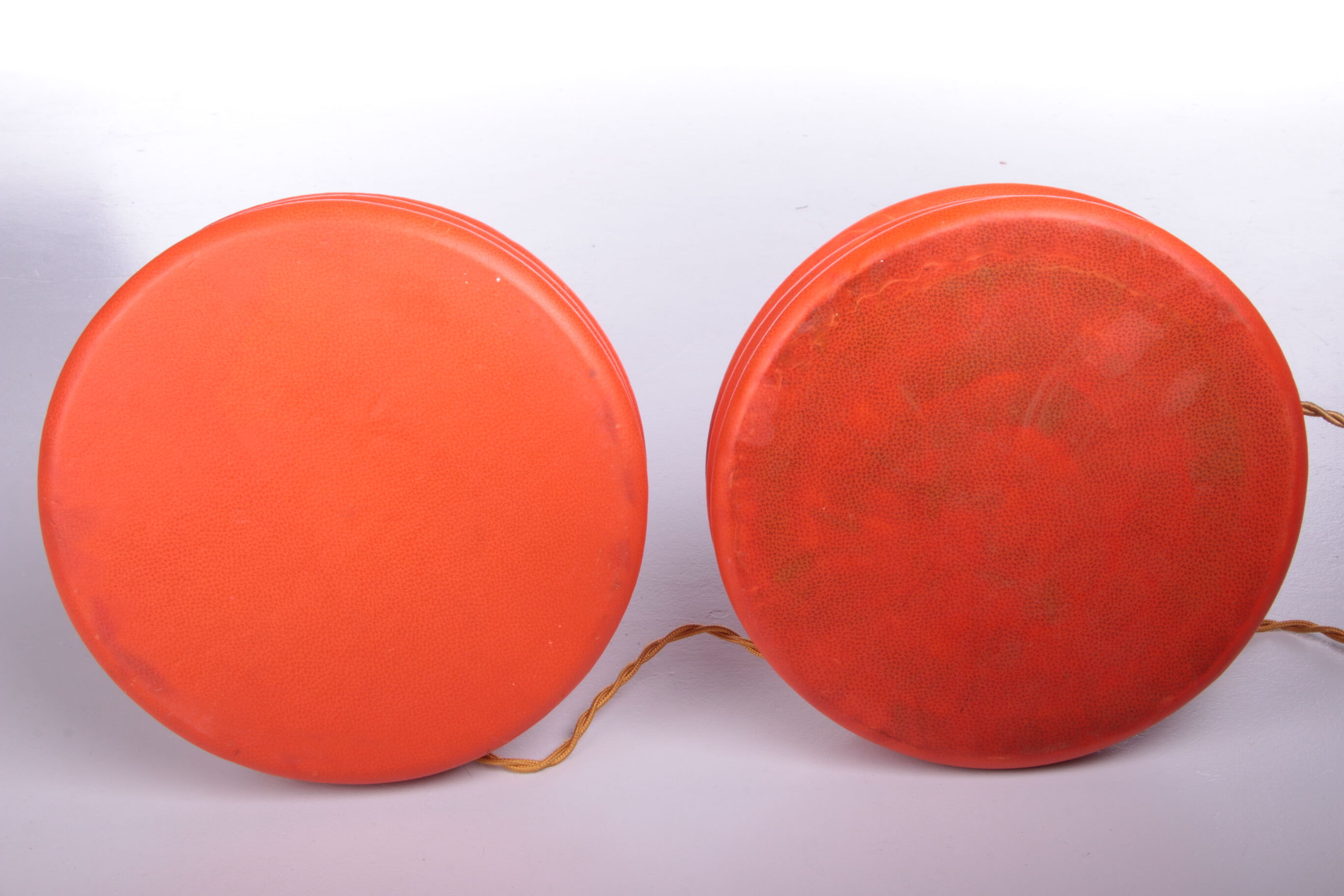 Ensemble de lampes de table rembourrées en cuir orange français années 1960