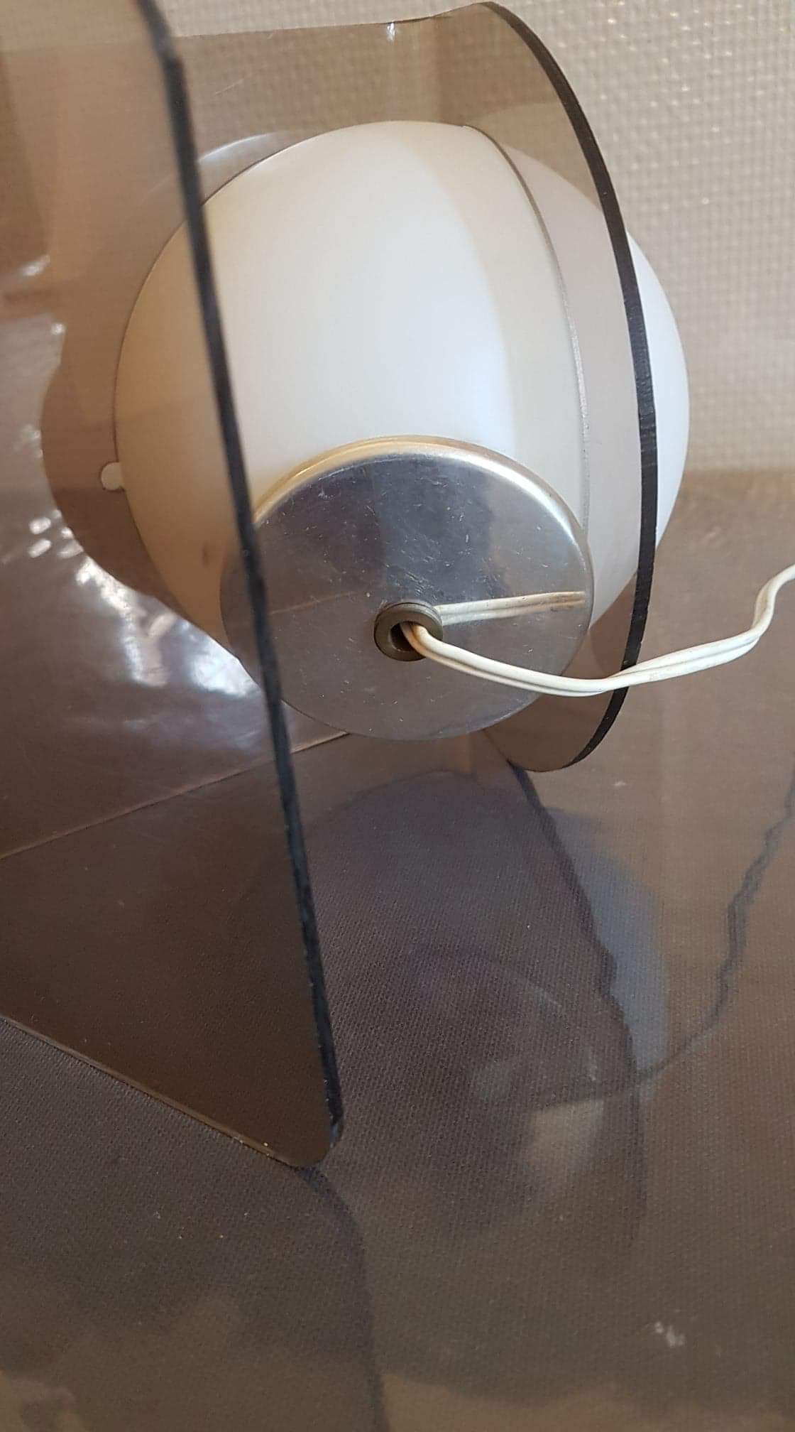 Lampe à poser plexiglas fumé et globe opaline blanc des années 70