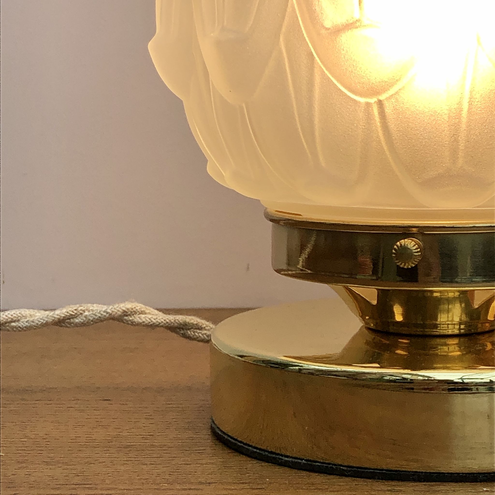 Lampe à poser globe vintage art déco en verre dépoli