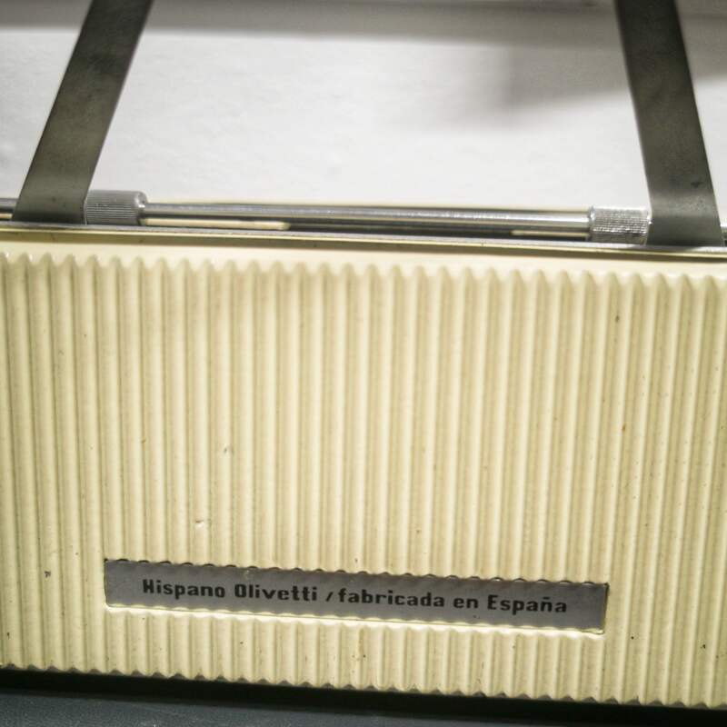 Olivetti Typewriter - Pluma 22