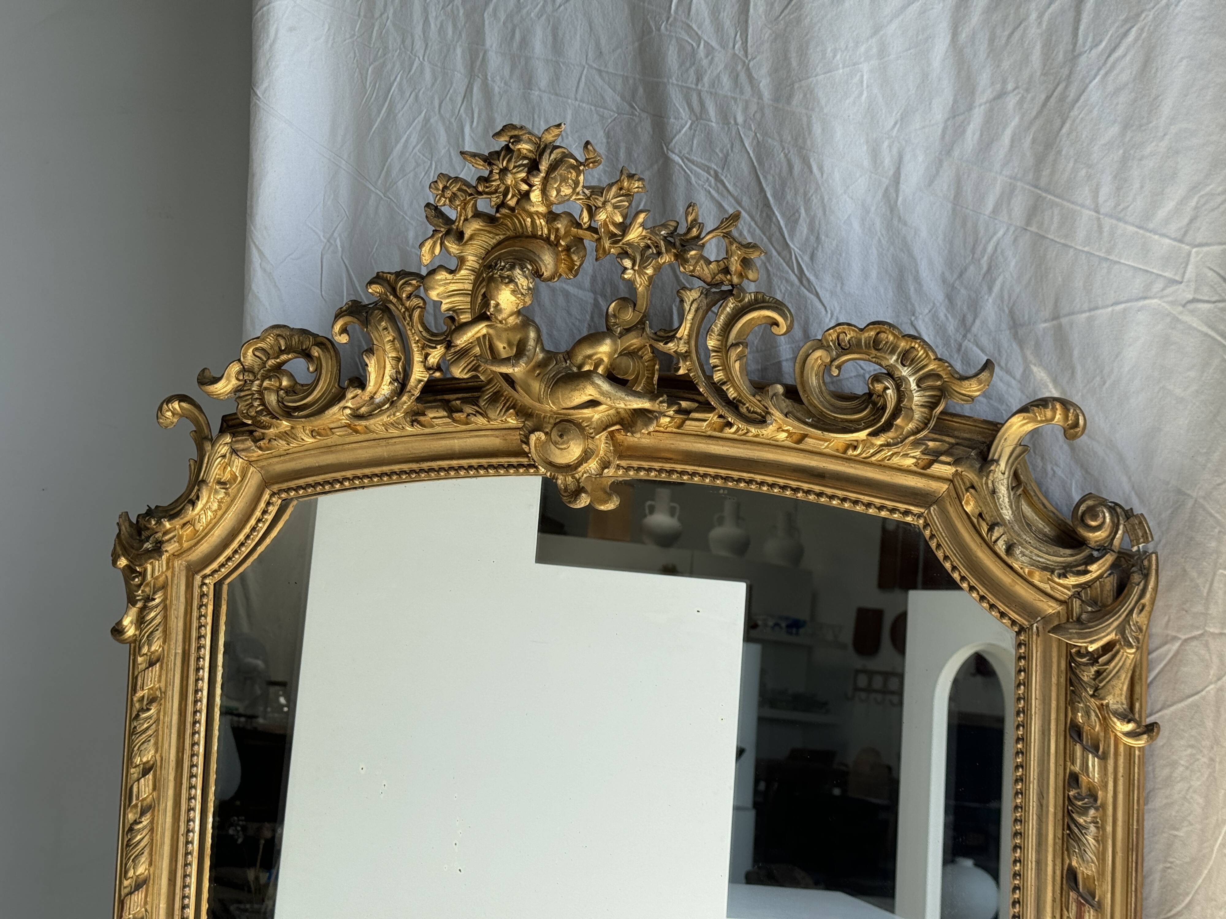 Large gilded mirror with acanthus leaf pediment H150 L98