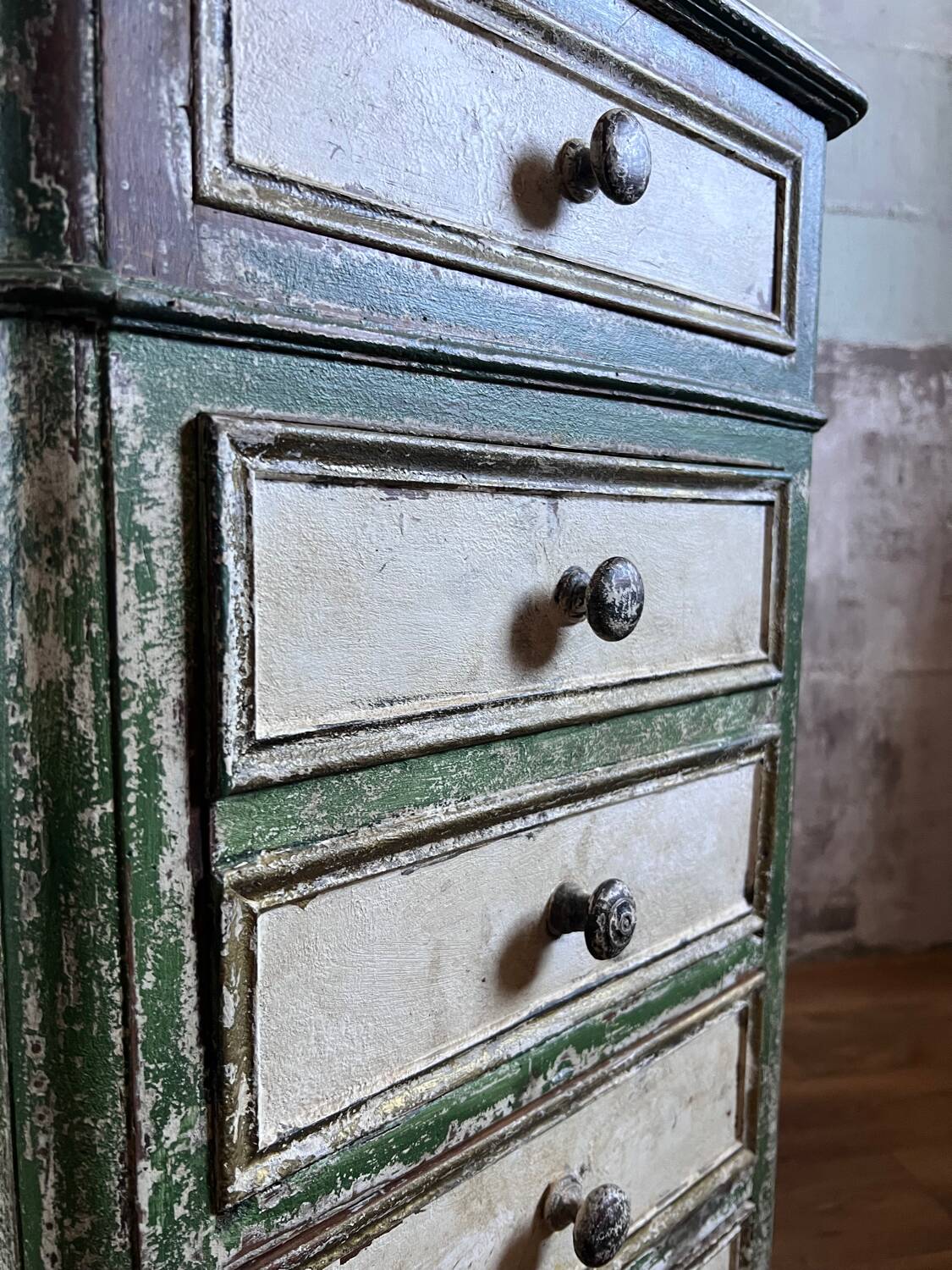 Chiffonnier ancien en bois patiné vert