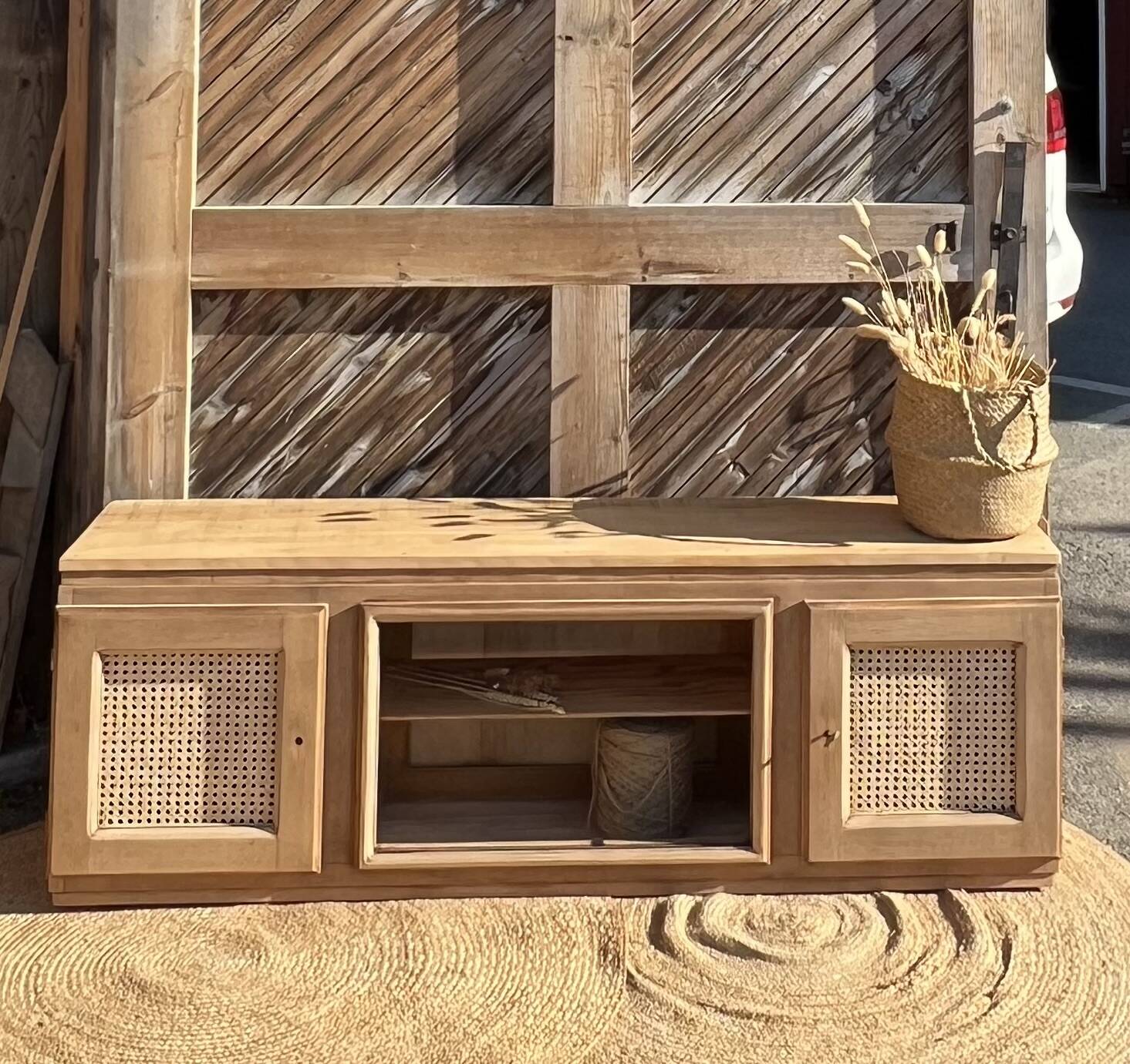Meuble télé tv ancien en bois brut et cannage