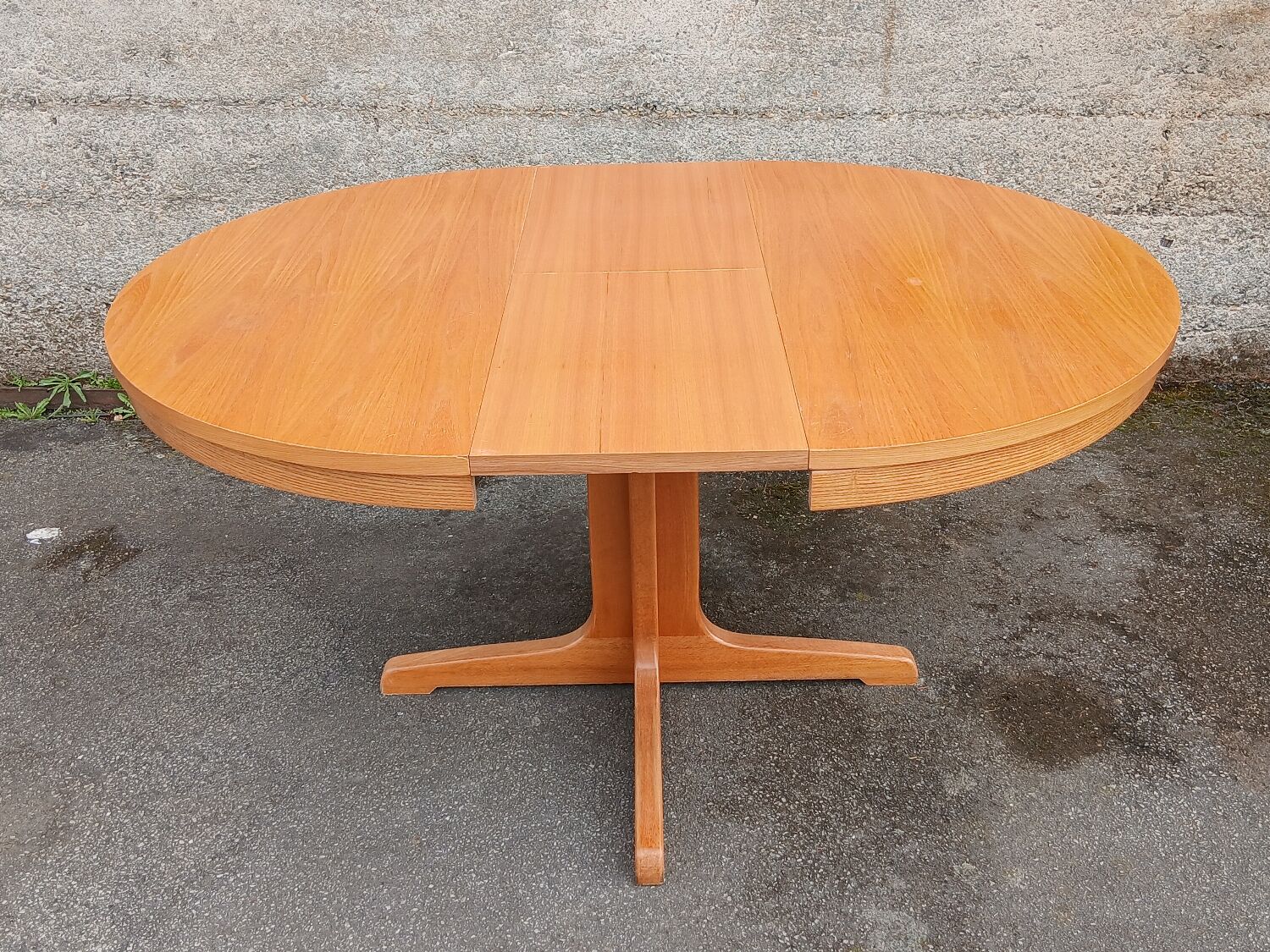 Extendable round table in elm