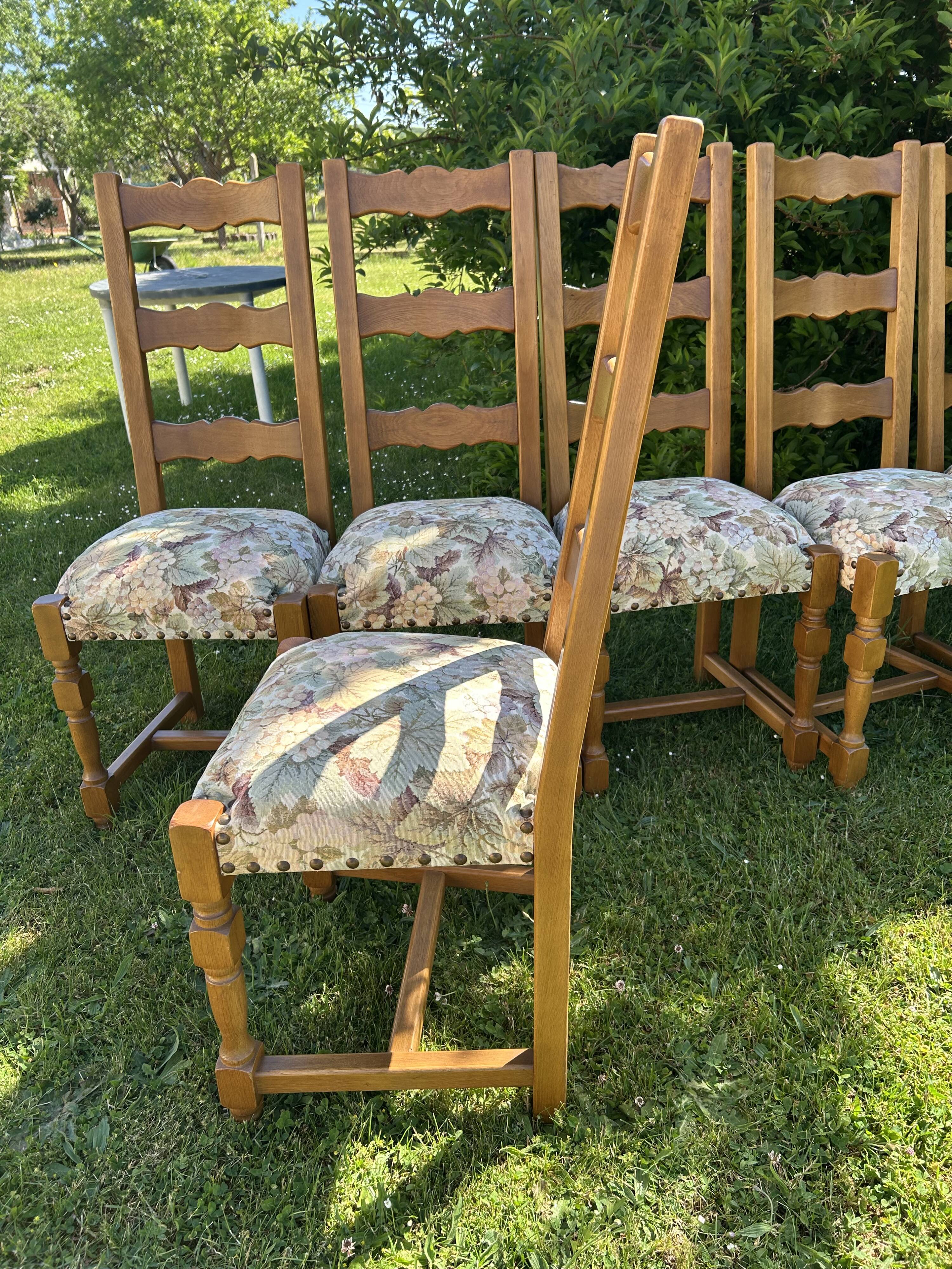 Set of chairs