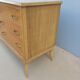 Commode vintage dessus verre décoré chêne clair années 60’