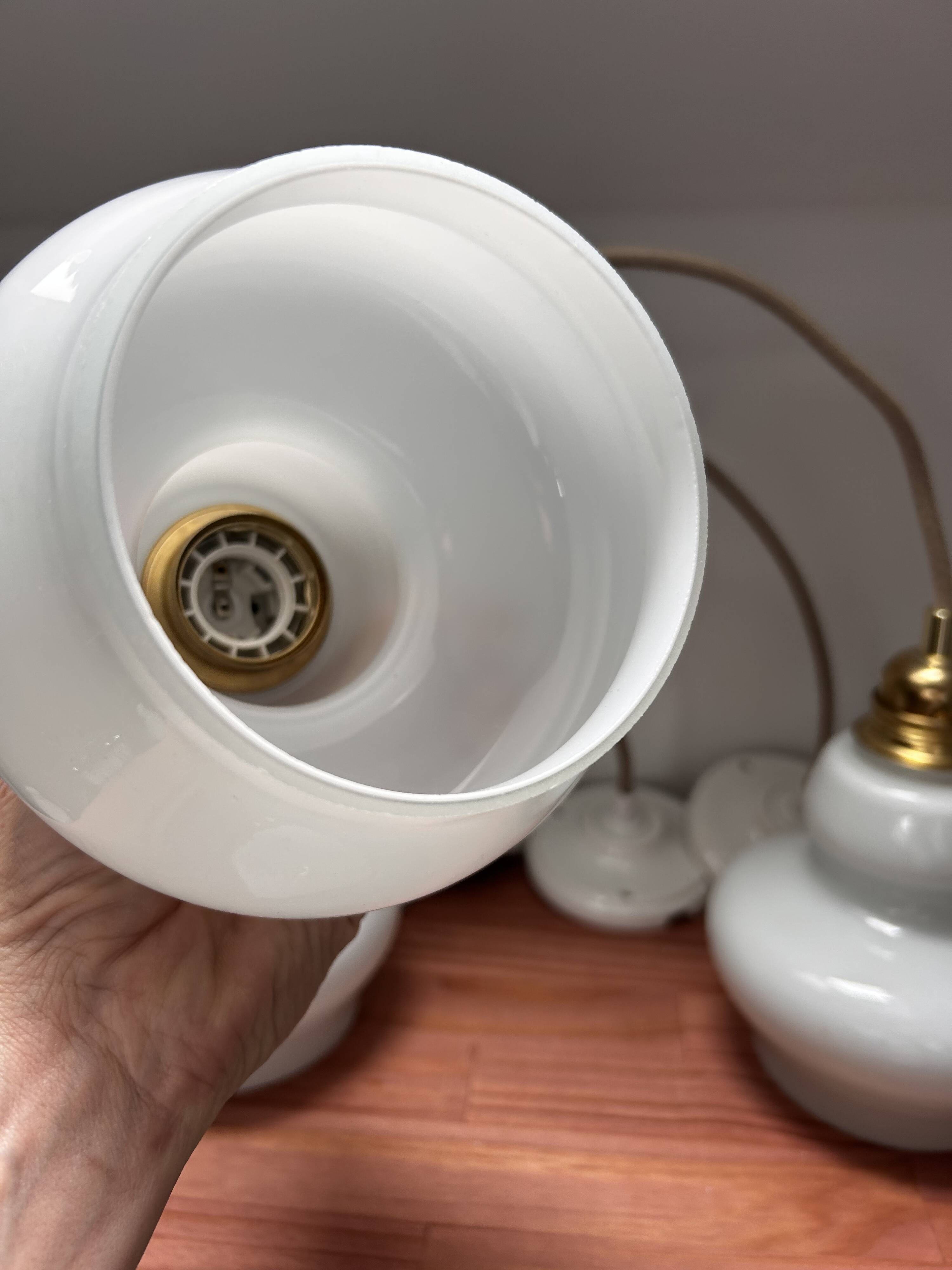 Lot de trois suspensions scandinaves en opaline blanche