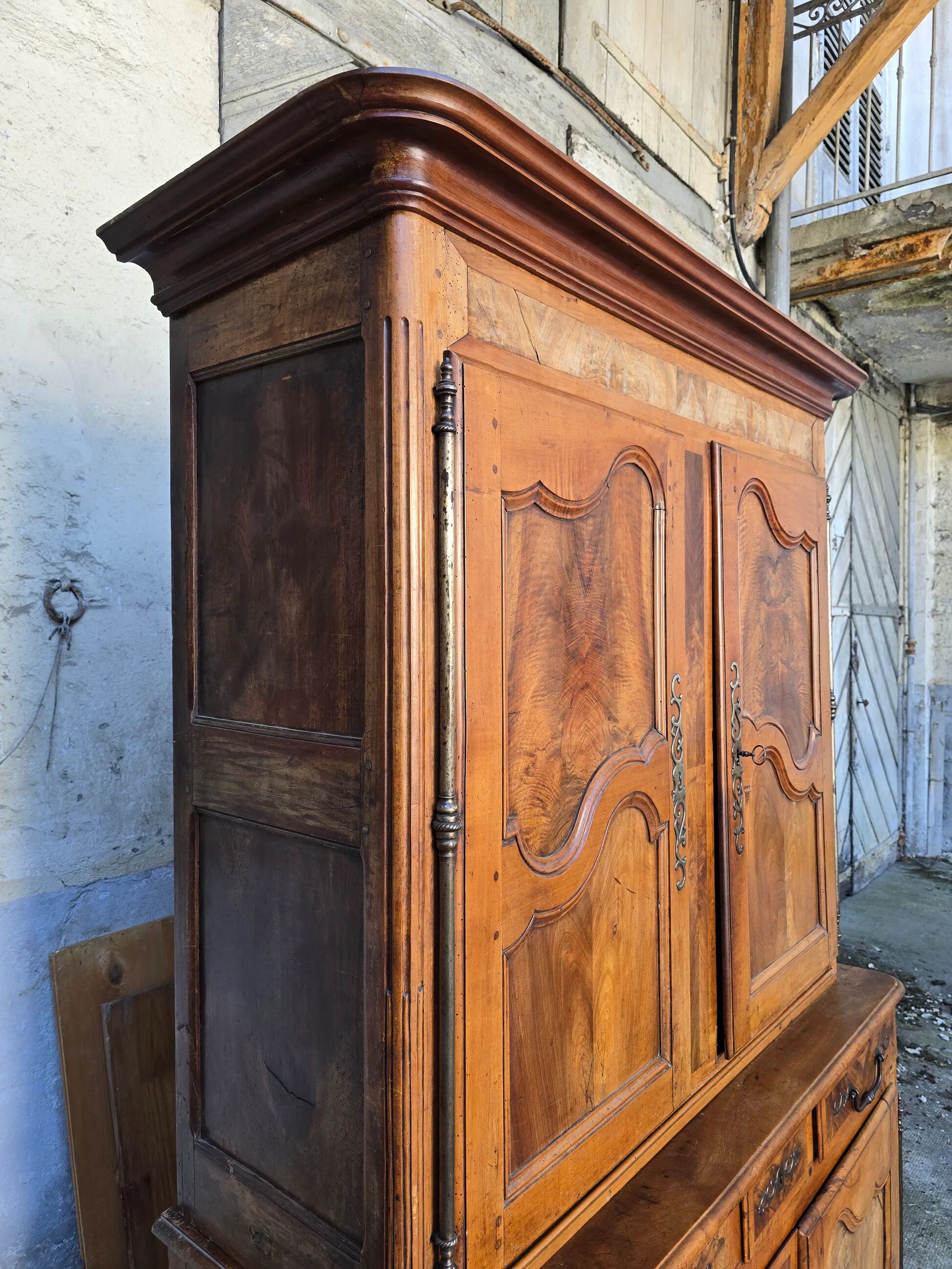 Louis XV two-body buffet in solid walnut – 18th century