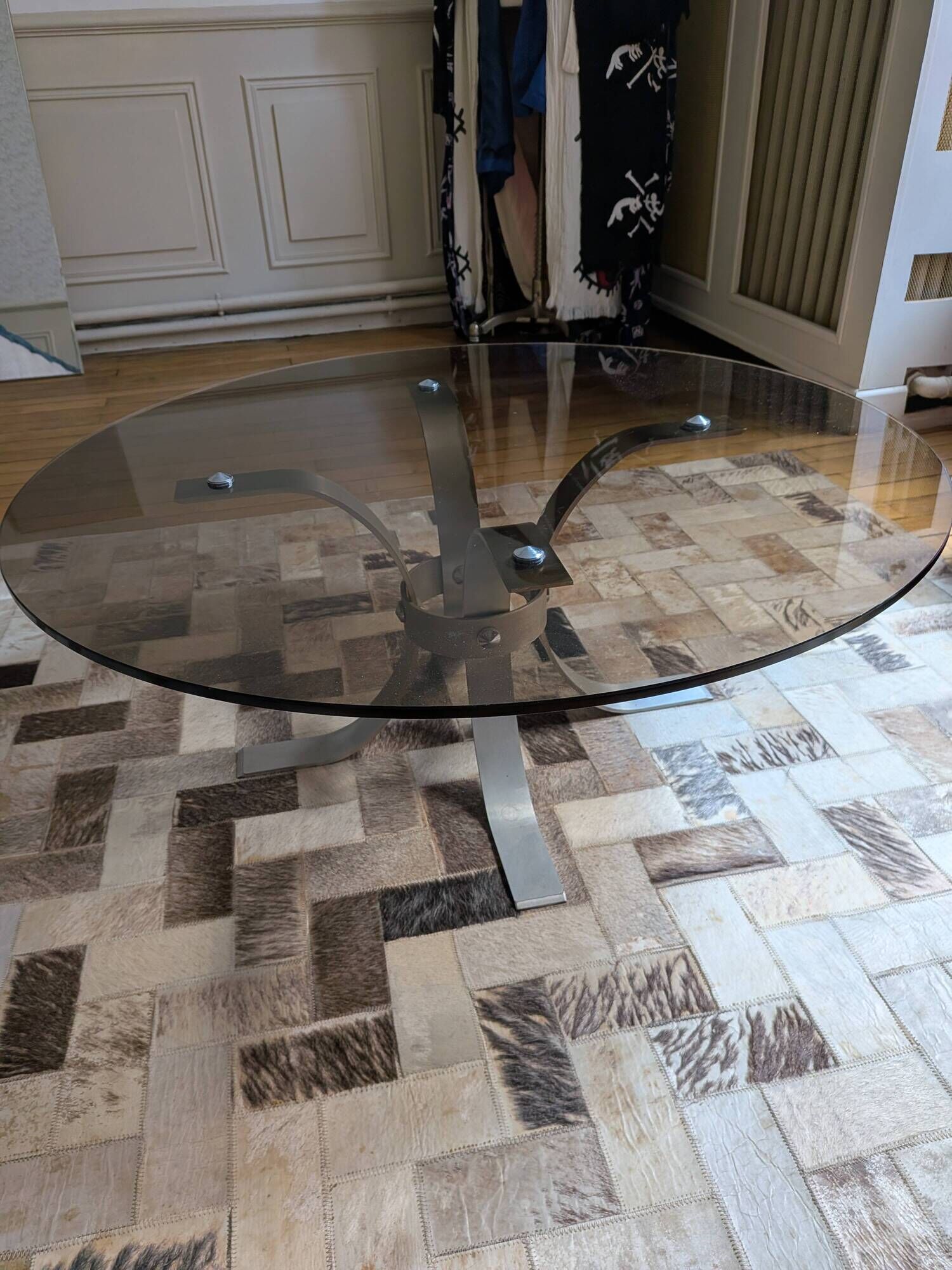 Vintage 70s round coffee table – Smoked glass top & brushed aluminium base