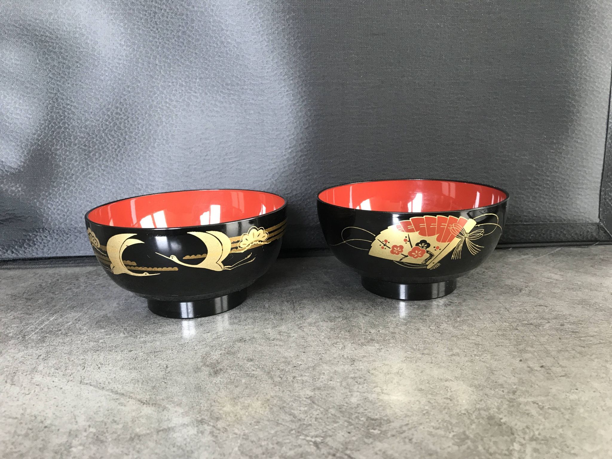 Set of 4 japanese bowls in lasewood decorated with black and red paint