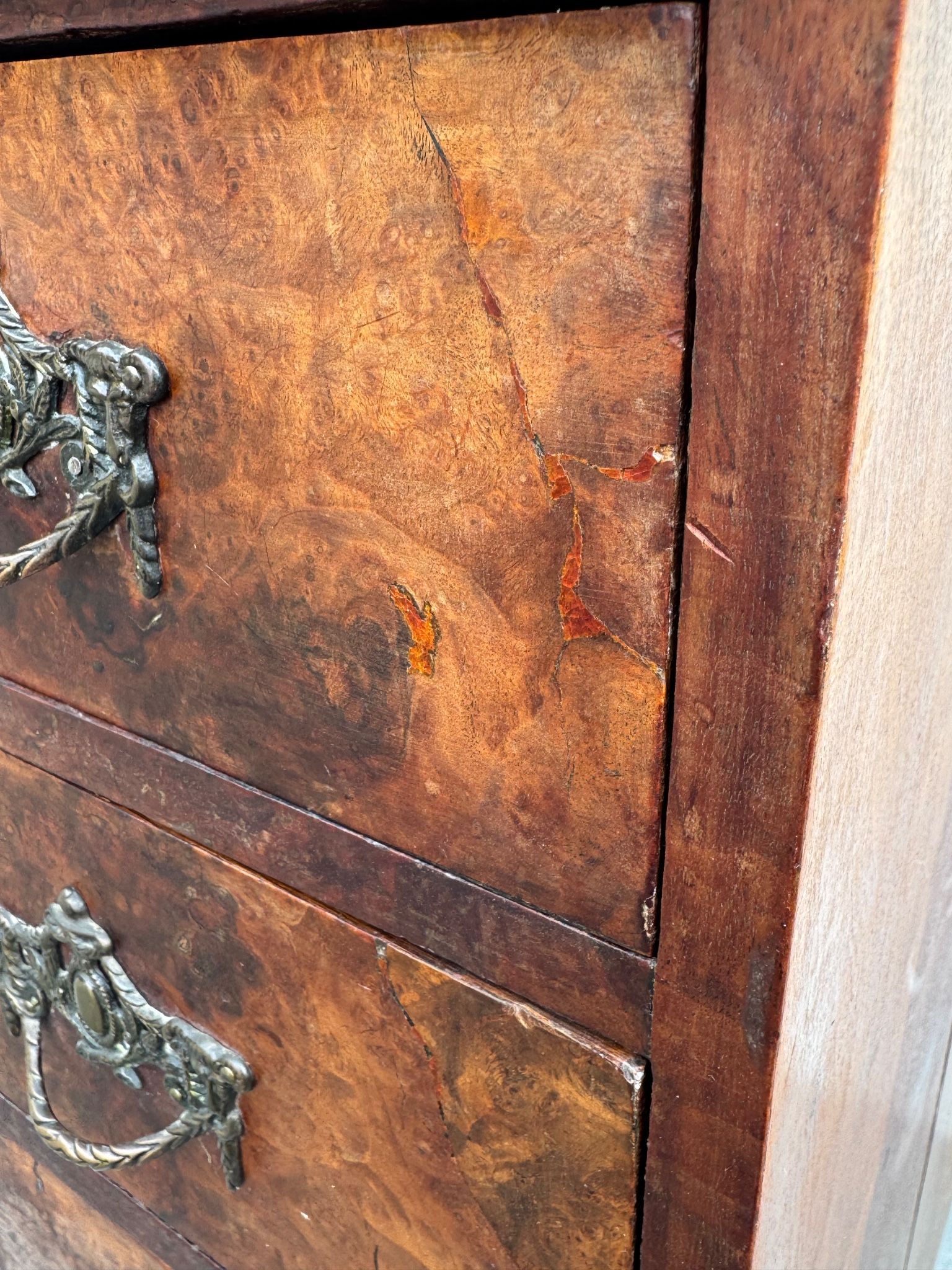 Commode en bois de burl vintage