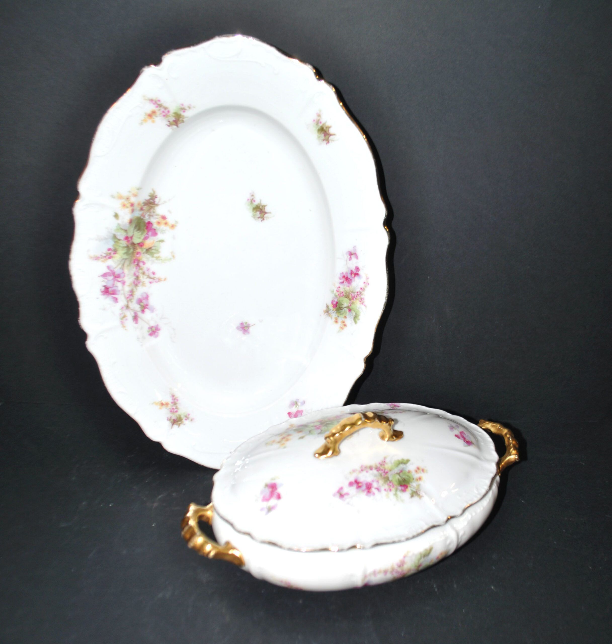 Soupière légumier vintage en porcelaine fleurie et dorure + plat ovale