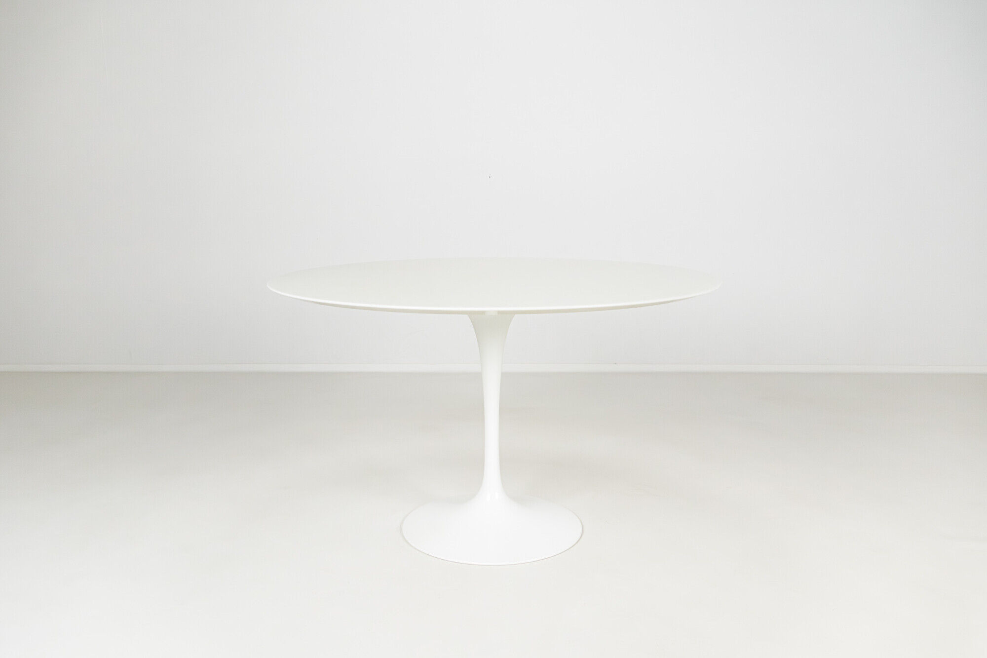Round marble Tulip dining table by Eero Saarinen, 2000s