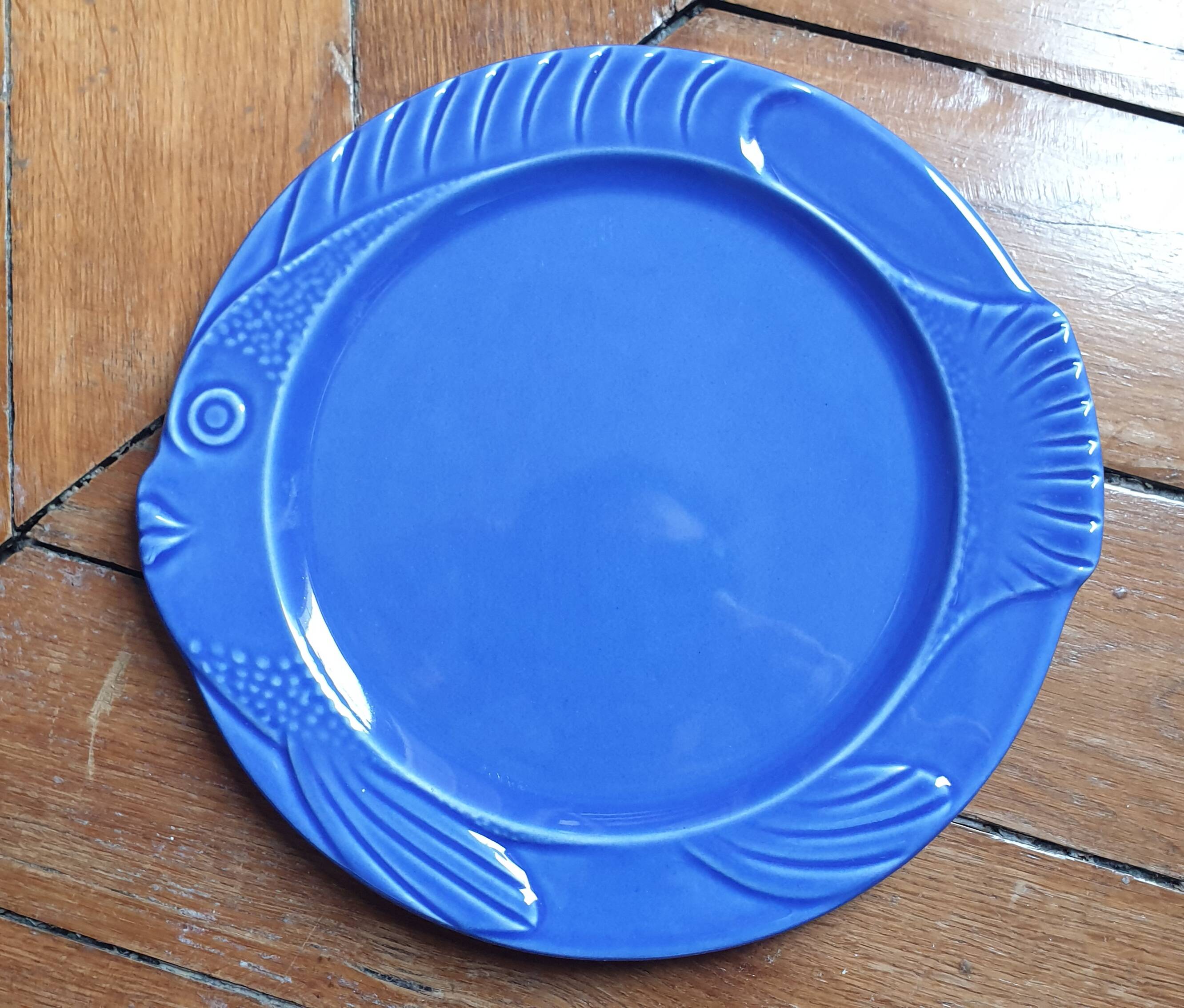 Lot 4 blue "Fish" plates