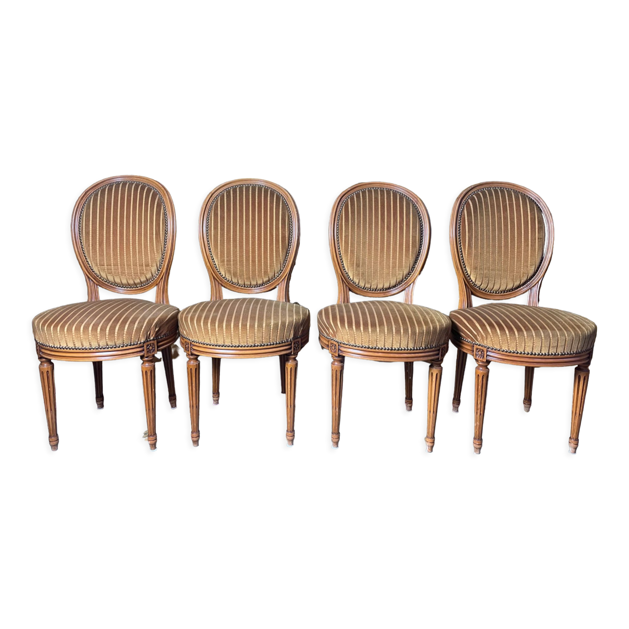 Suite de 4 chaises style Louis XVI médaillon