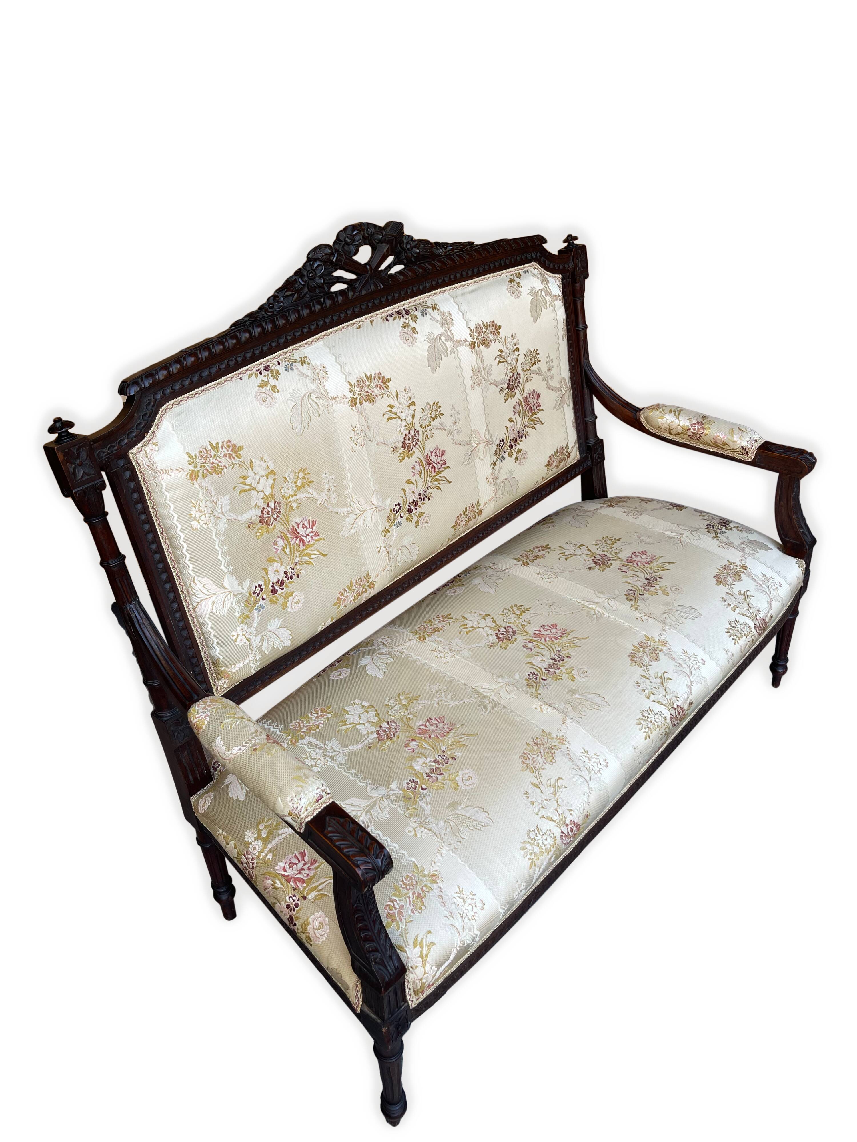 Canapé sculpté et tissu de style Louis XVI, 1900