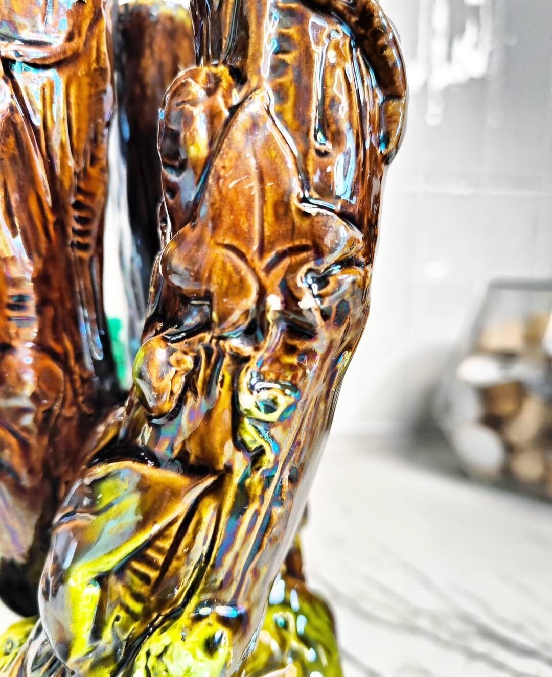 Vase bouquetière en barbotine