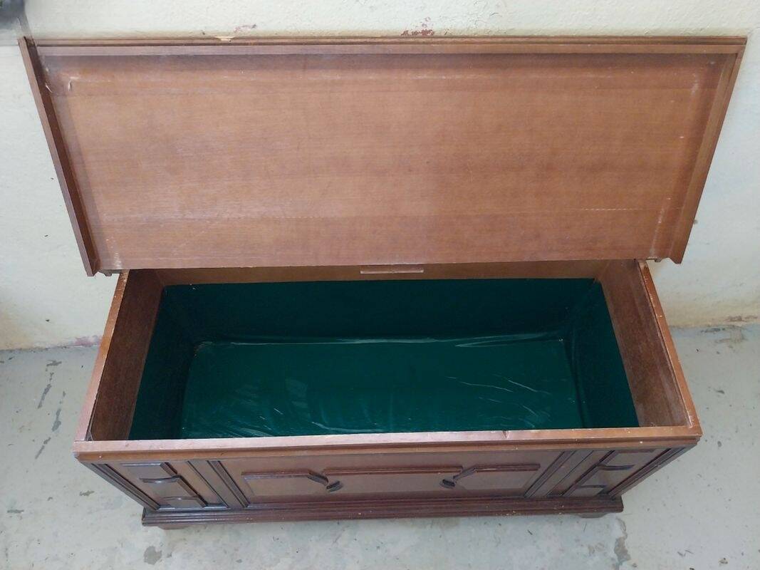 Antique wooden chest / storage trunk with lid