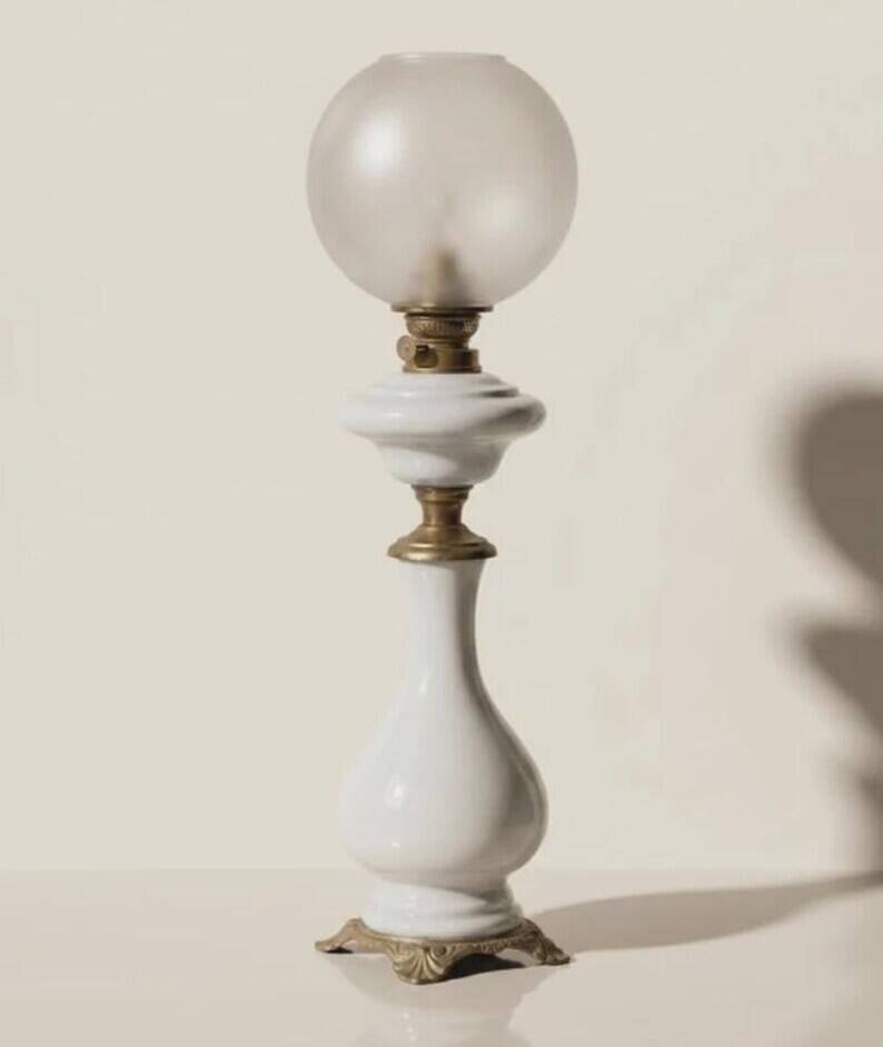 Napoleon III style salon lamp in white opaline with engraved globe – 19th / early 20th century