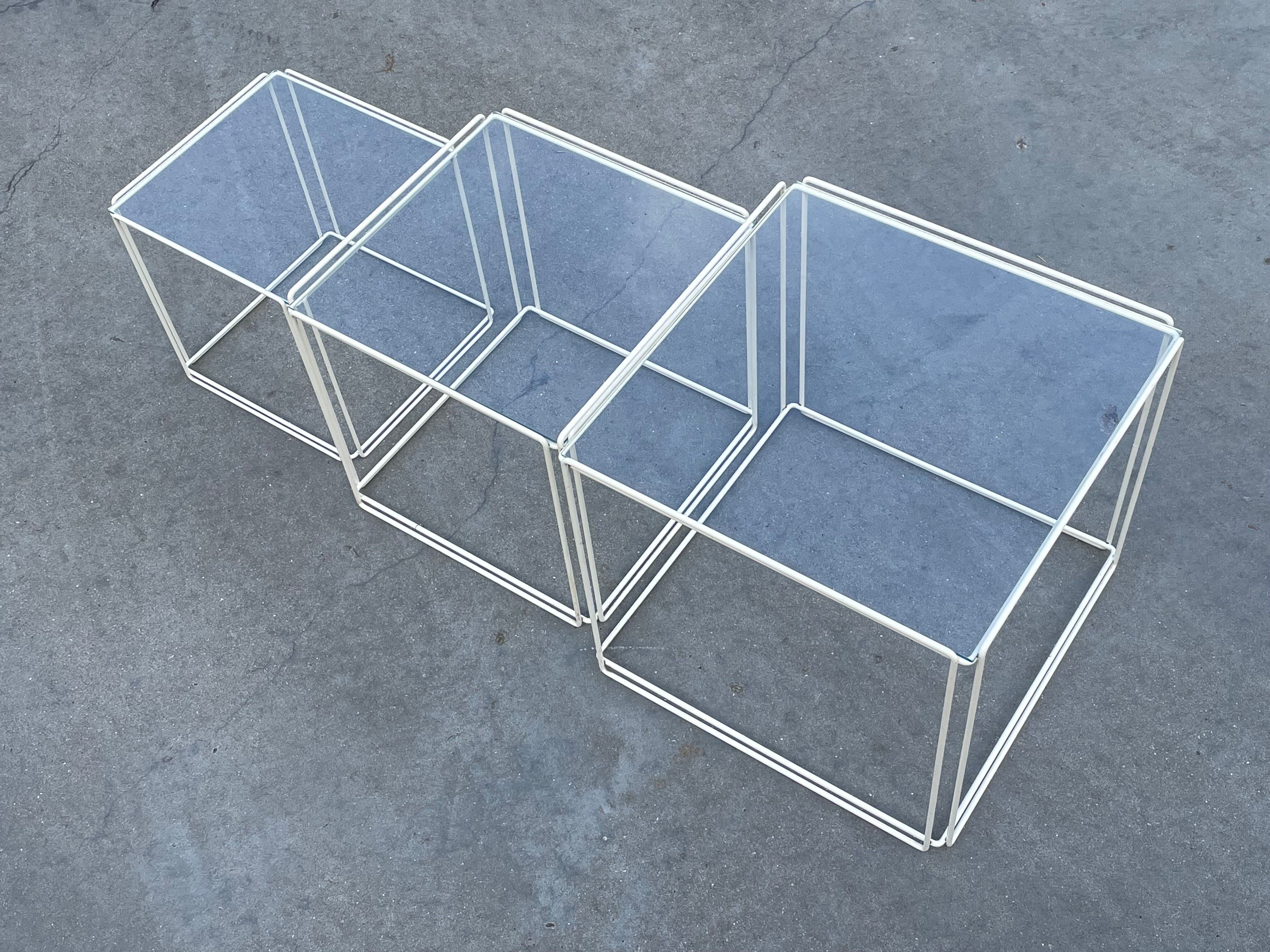 Tables gigognes design Max Sauze éditées par Iscocèle