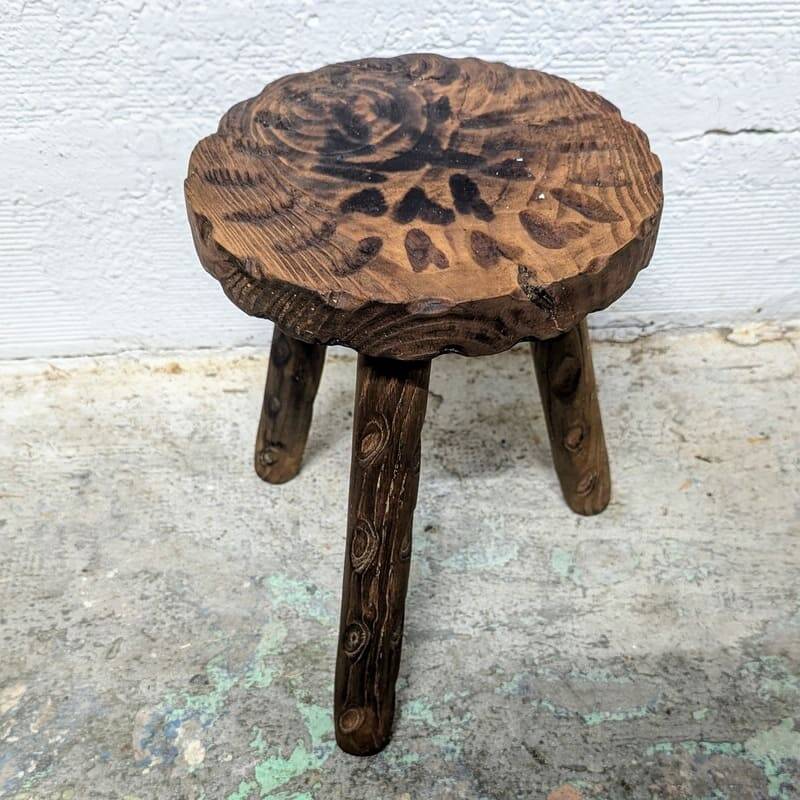 Tabouret tripode en bois sculpté