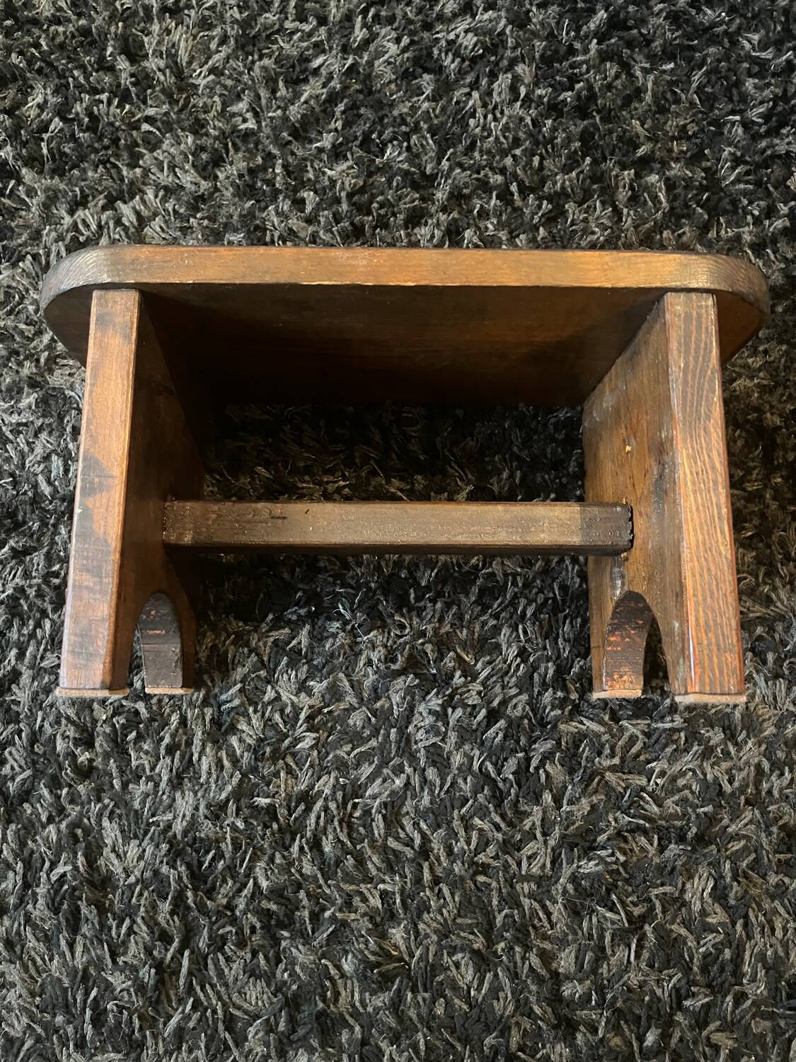 Petit tabouret ou repose pied en bois