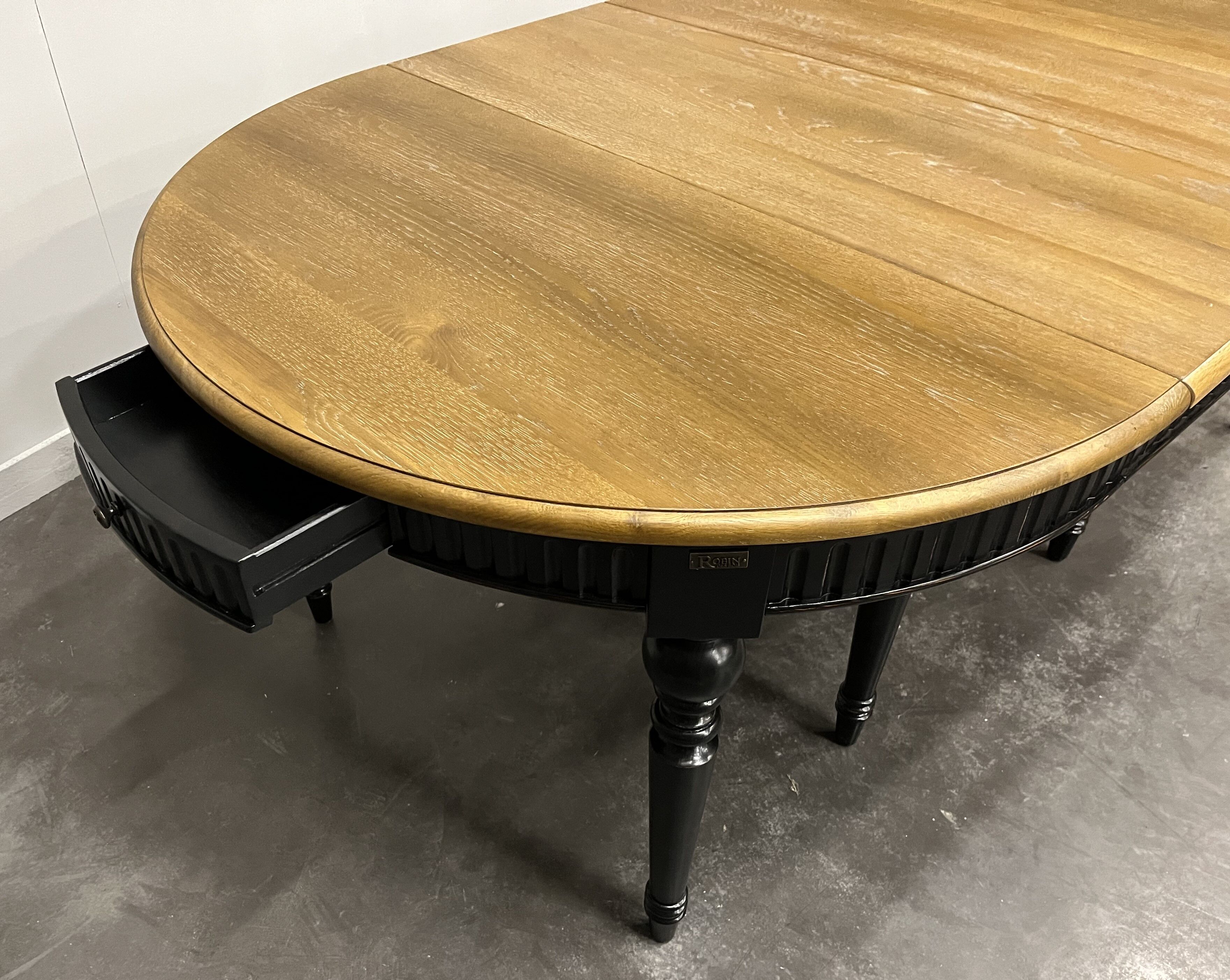 Elegant extendable oak table and black legs, 6/16 covers