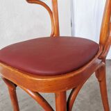 Fauteuil vintage en bois courbé : chaise de pub irlandaise en similicuir rouge des années 1970