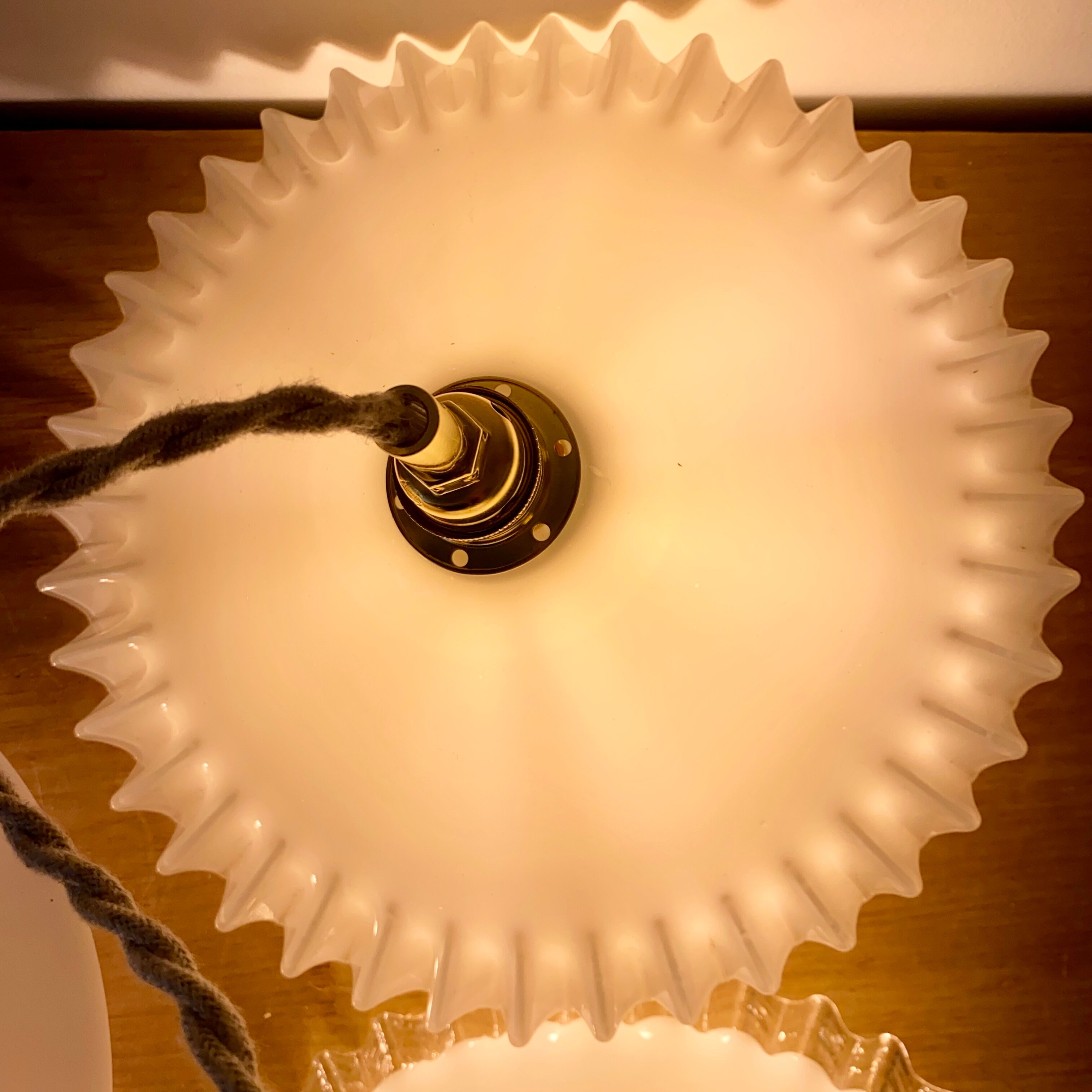 Suspension cascade three lights vintage lampshade in white opaline