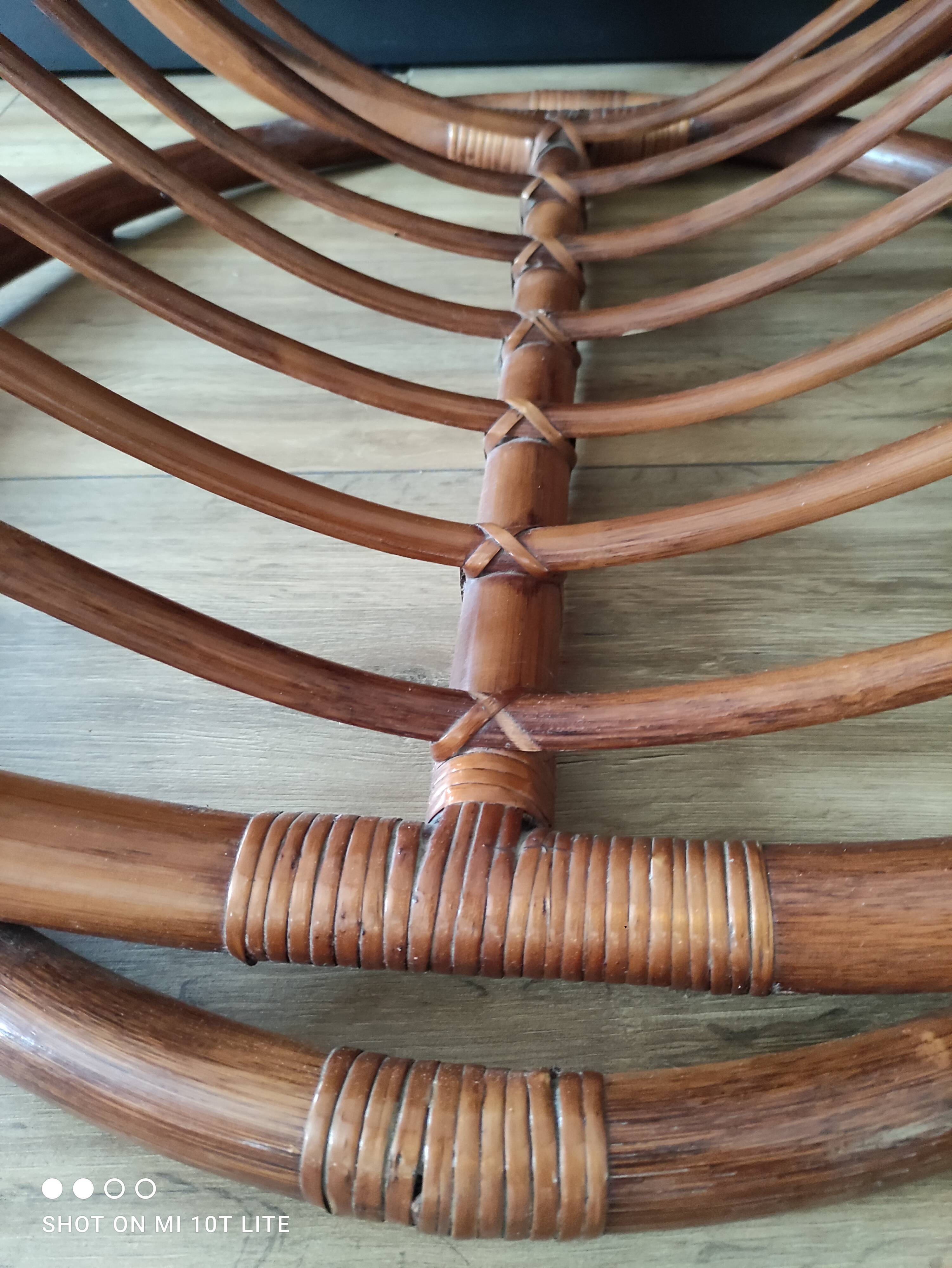Grande table basse ronde vintage en rotin et verre fumé