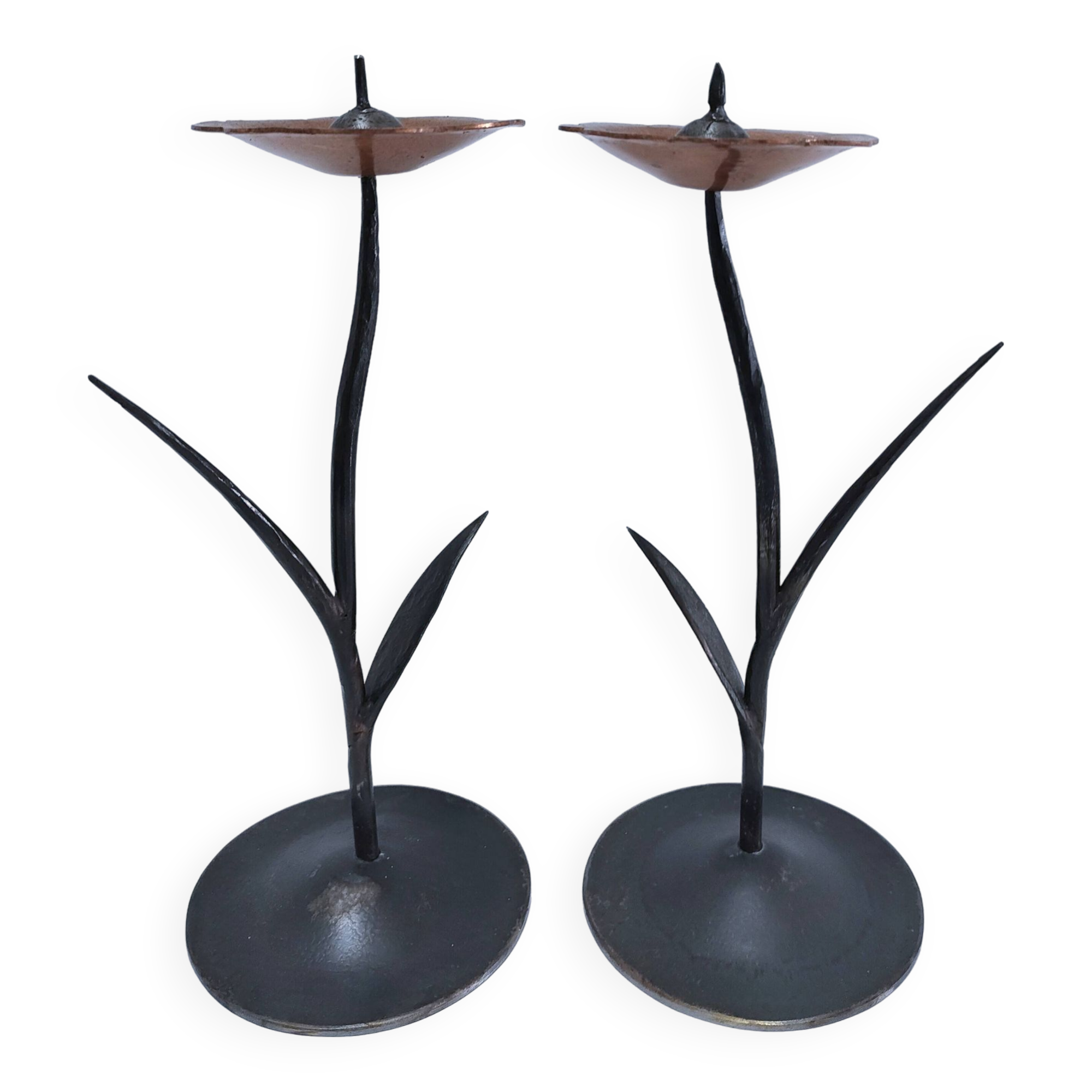 Pair of flower-shaped candlesticks in black metal and copper