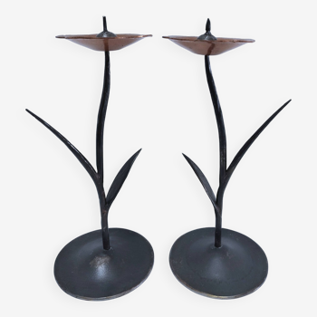 Pair of flower-shaped candlesticks in black metal and copper