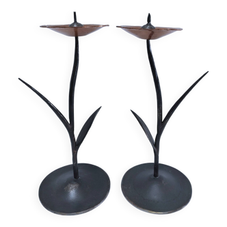 Pair of flower-shaped candlesticks in black metal and copper